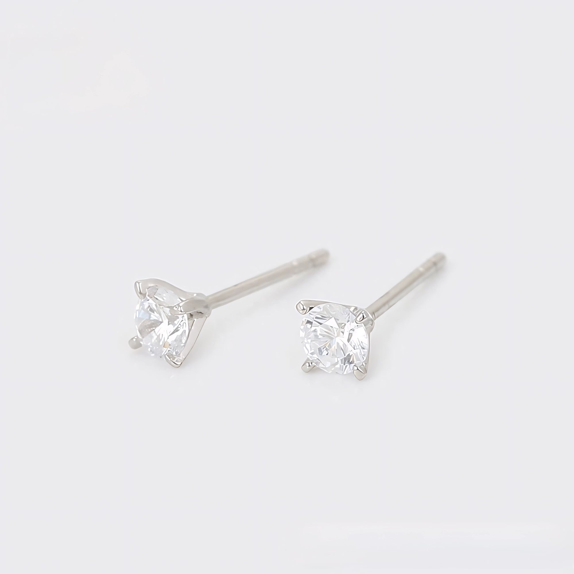 Broquel Mini Clásico con Zirconia Chapado en Platino