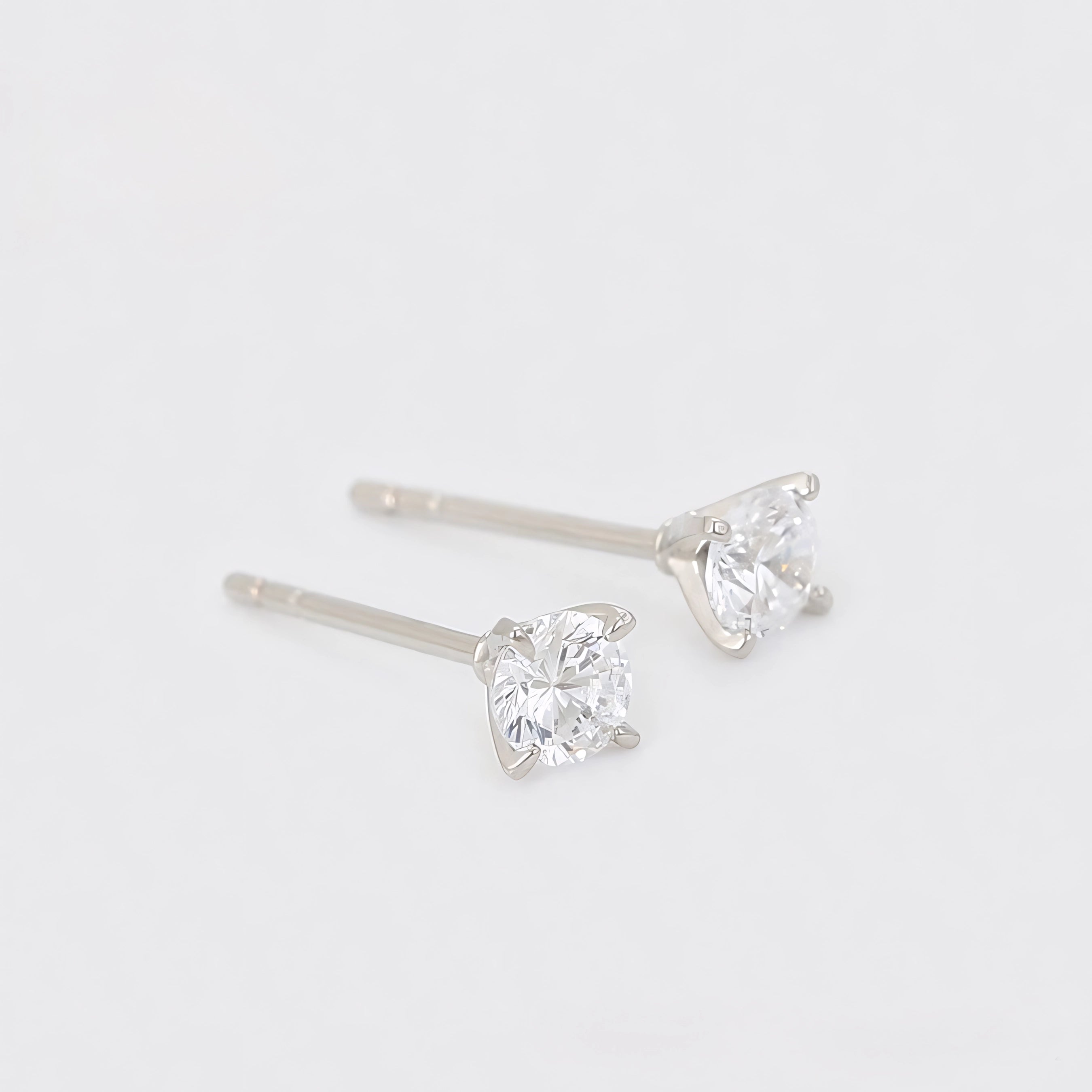 Broquel Mini Clásico con Zirconia Chapado en Platino