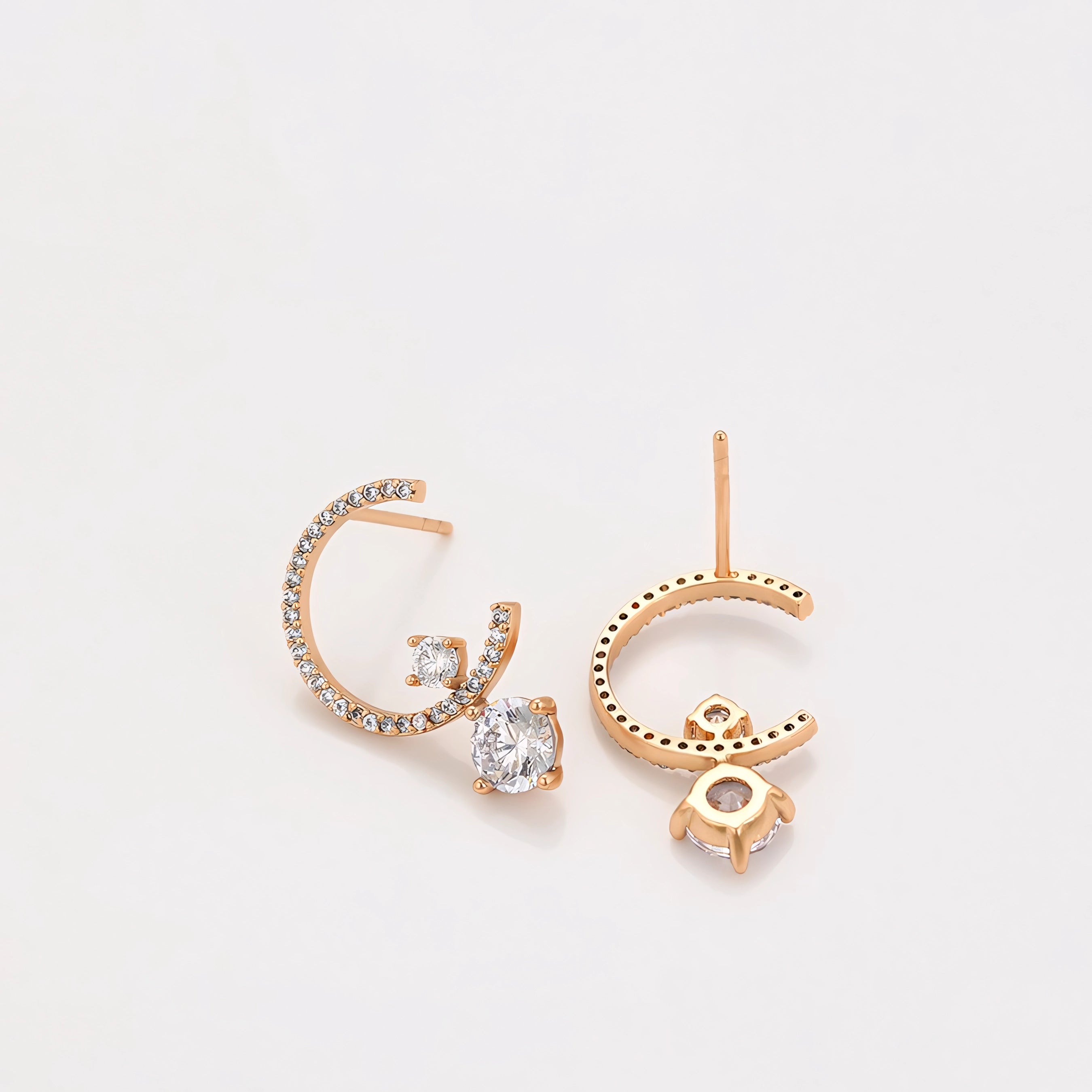Broquel Semicírculo con Zirconia Elegante Oro Laminado 18K