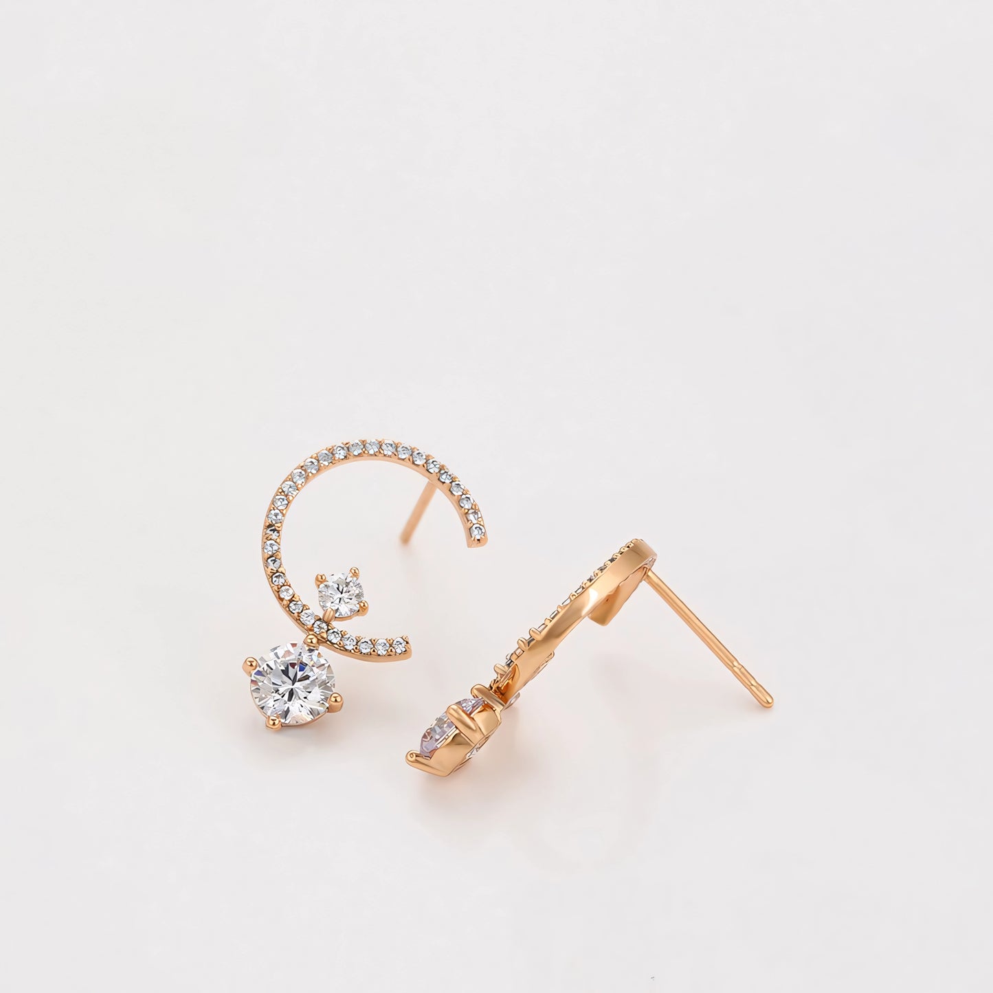Broquel Semicírculo con Zirconia Elegante Oro Laminado 18K