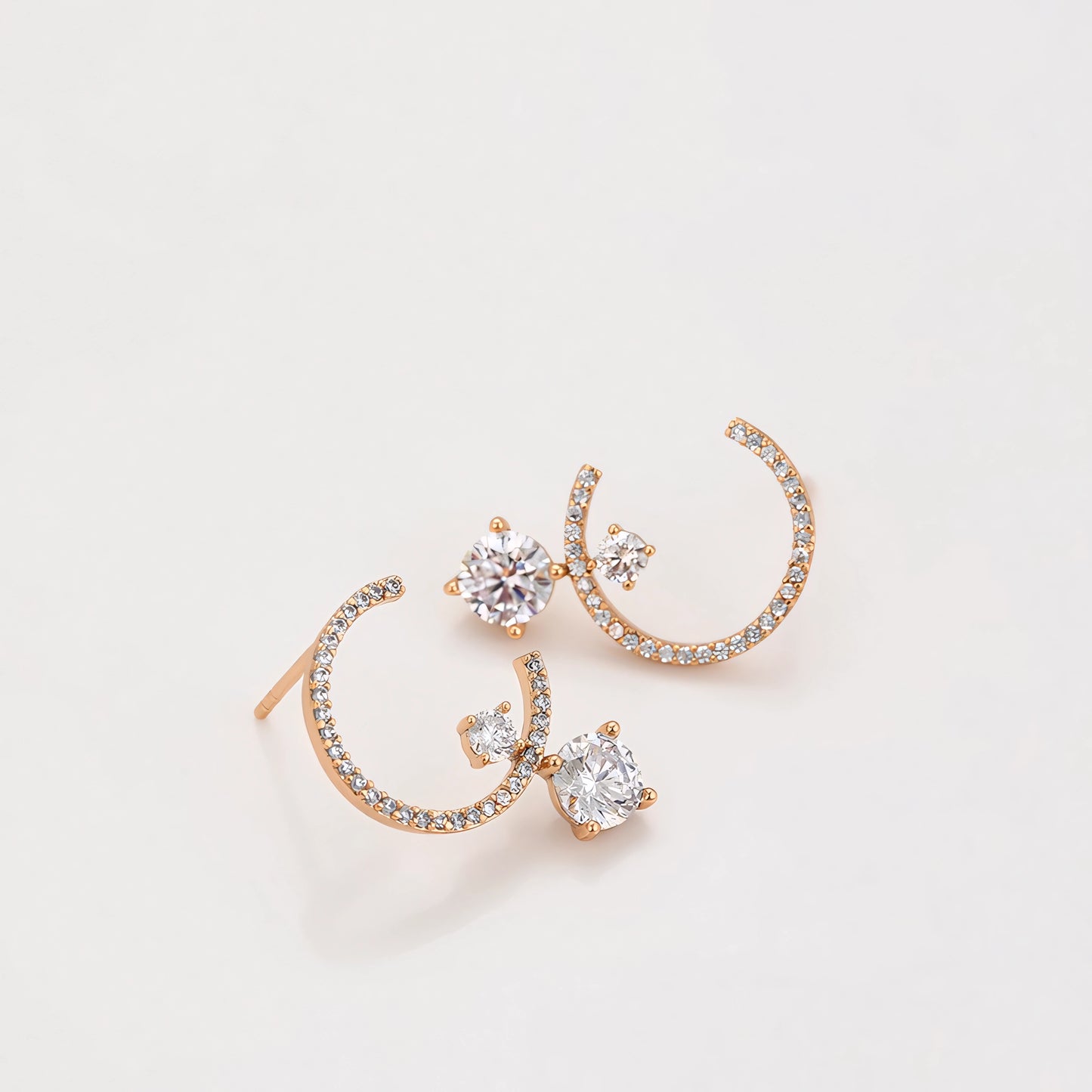 Broquel Semicírculo con Zirconia Elegante Oro Laminado 18K