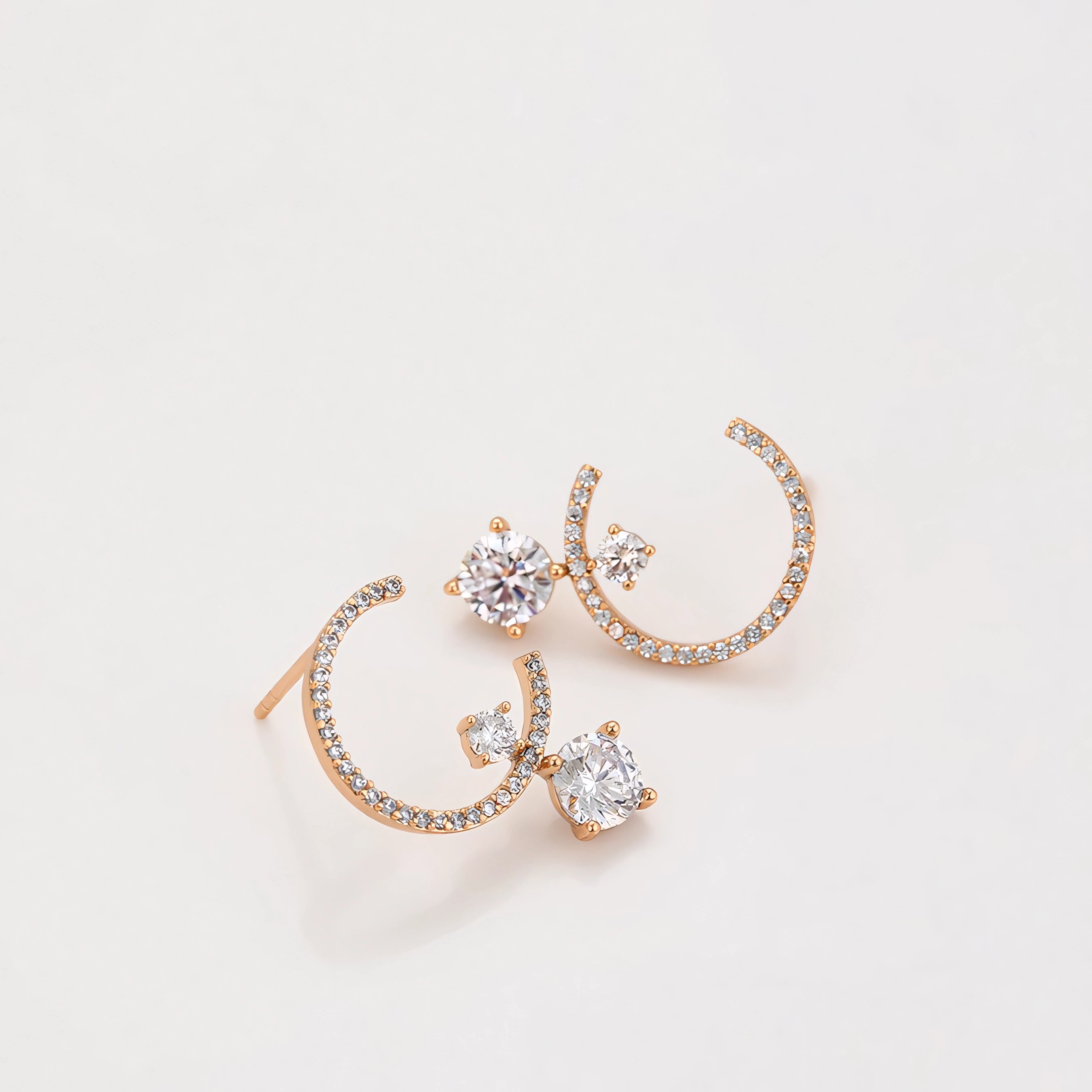 Broquel Semicírculo con Zirconia Elegante Oro Laminado 18K
