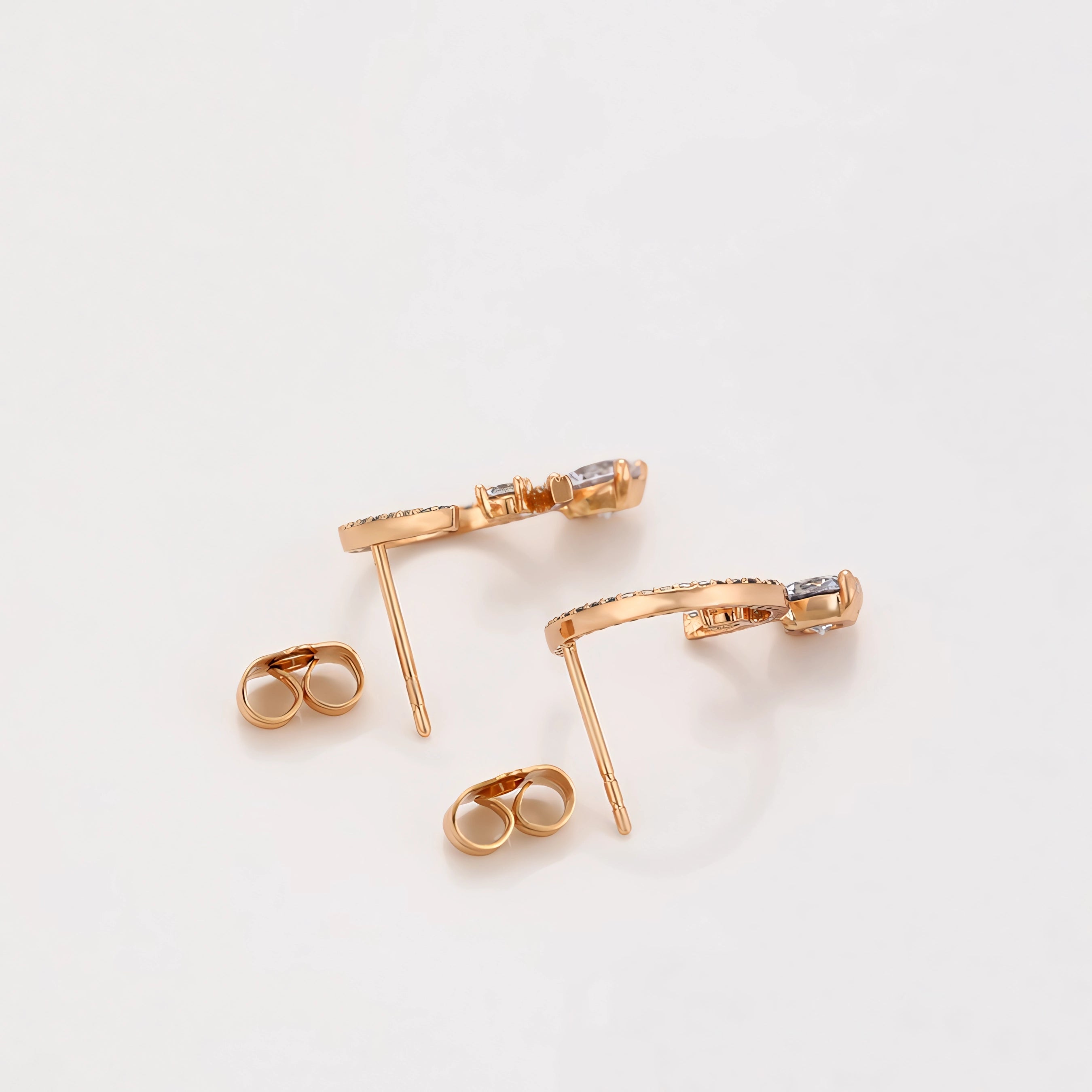 Broquel Semicírculo con Zirconia Elegante Oro Laminado 18K