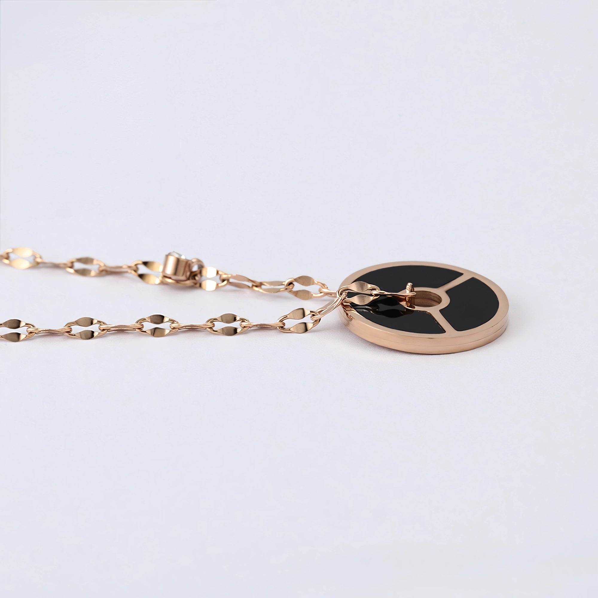 Collar Acero Oro Rosa Con Detalles Negros Elegante