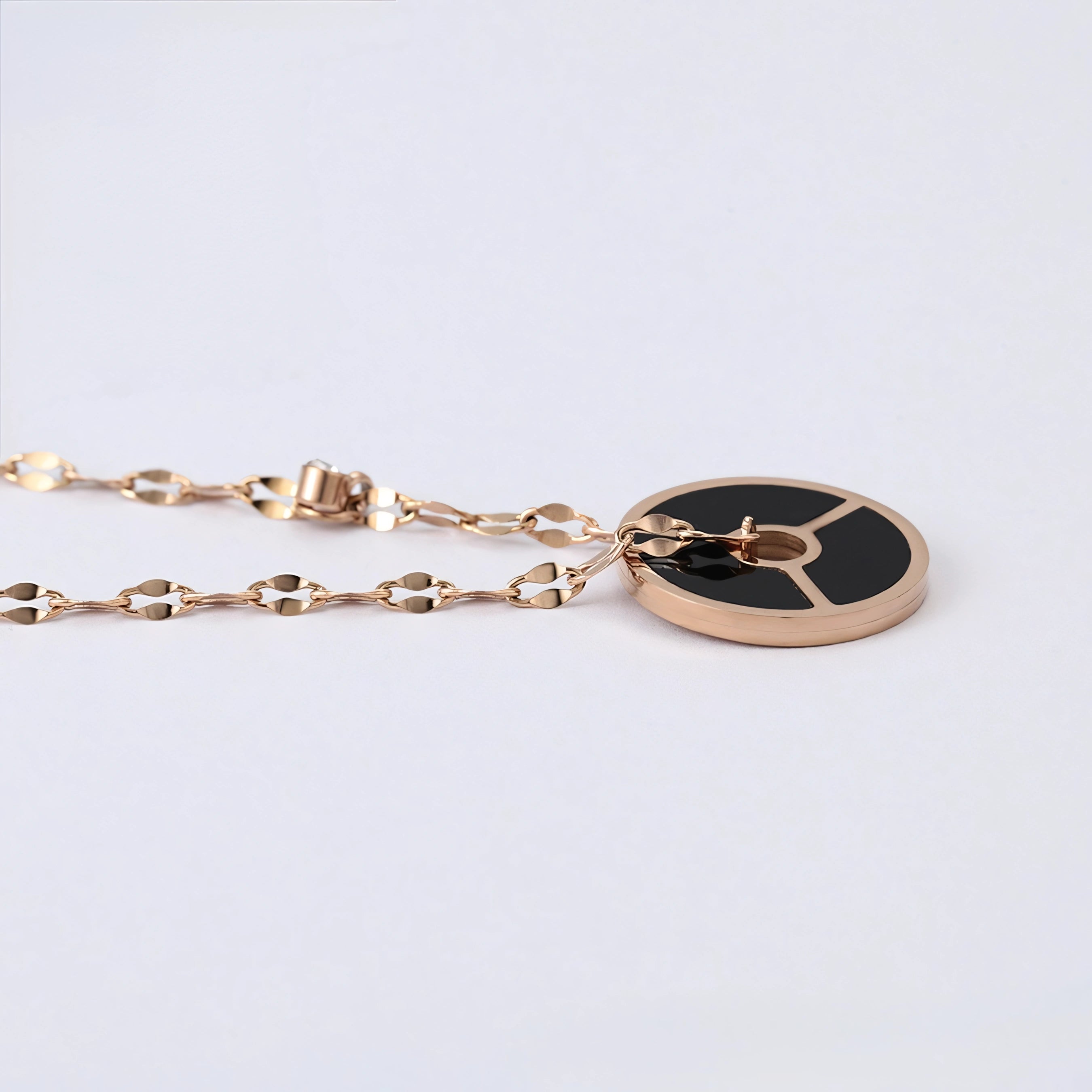 Collar Acero Oro Rosa Con Detalles Negros Elegante