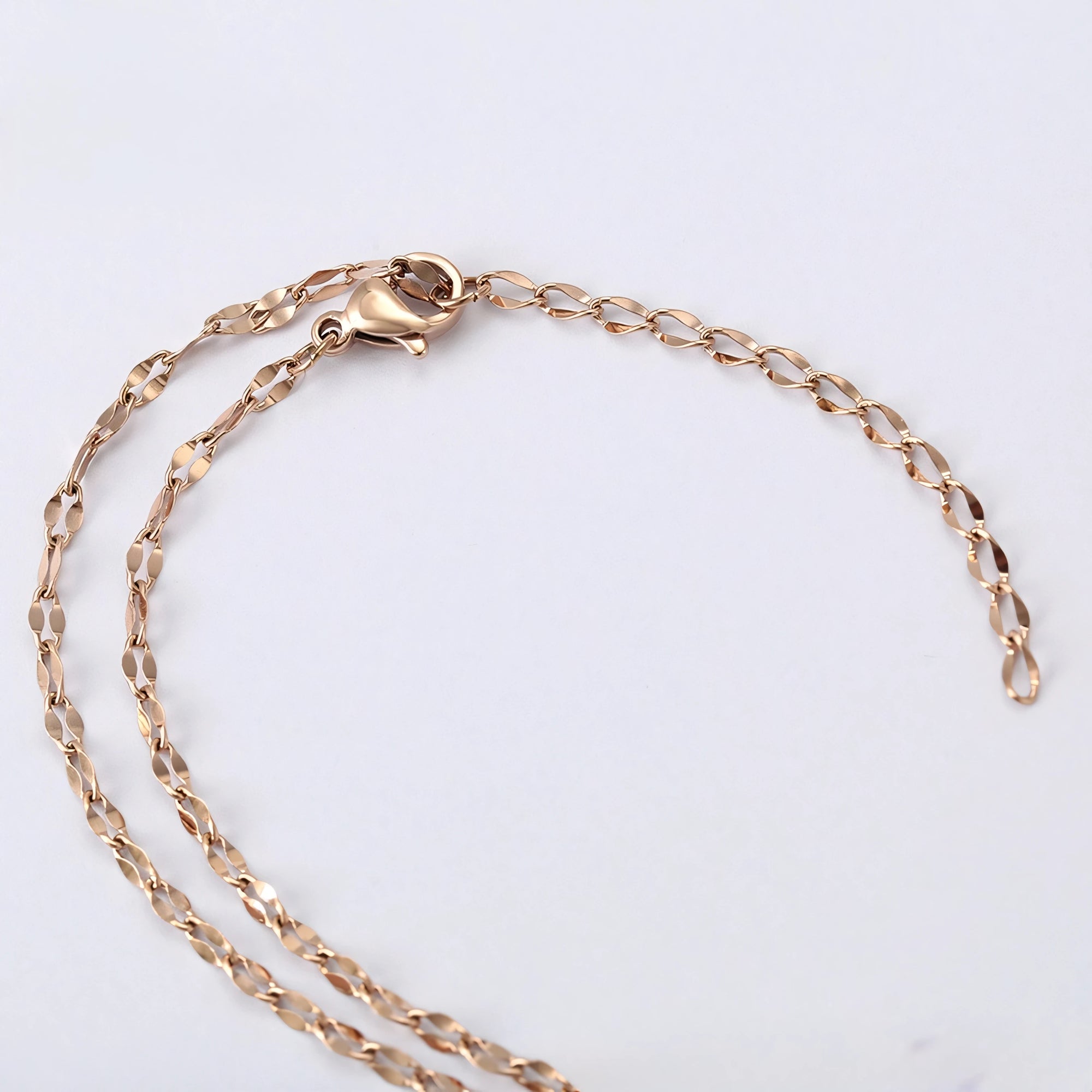 Collar Acero Oro Rosa Con Detalles Negros Elegante