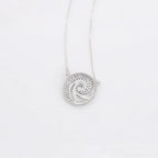 Collar Aura Espiral Con Zirconias Chapado En Platino