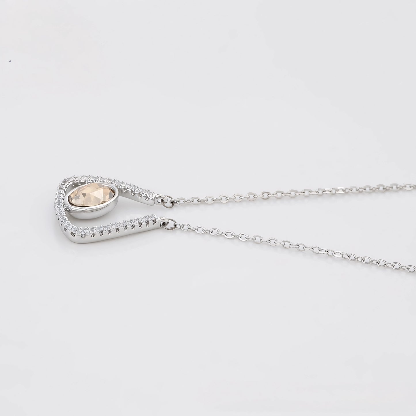 Collar Minimalista Con Zirconias Chapado En Platino