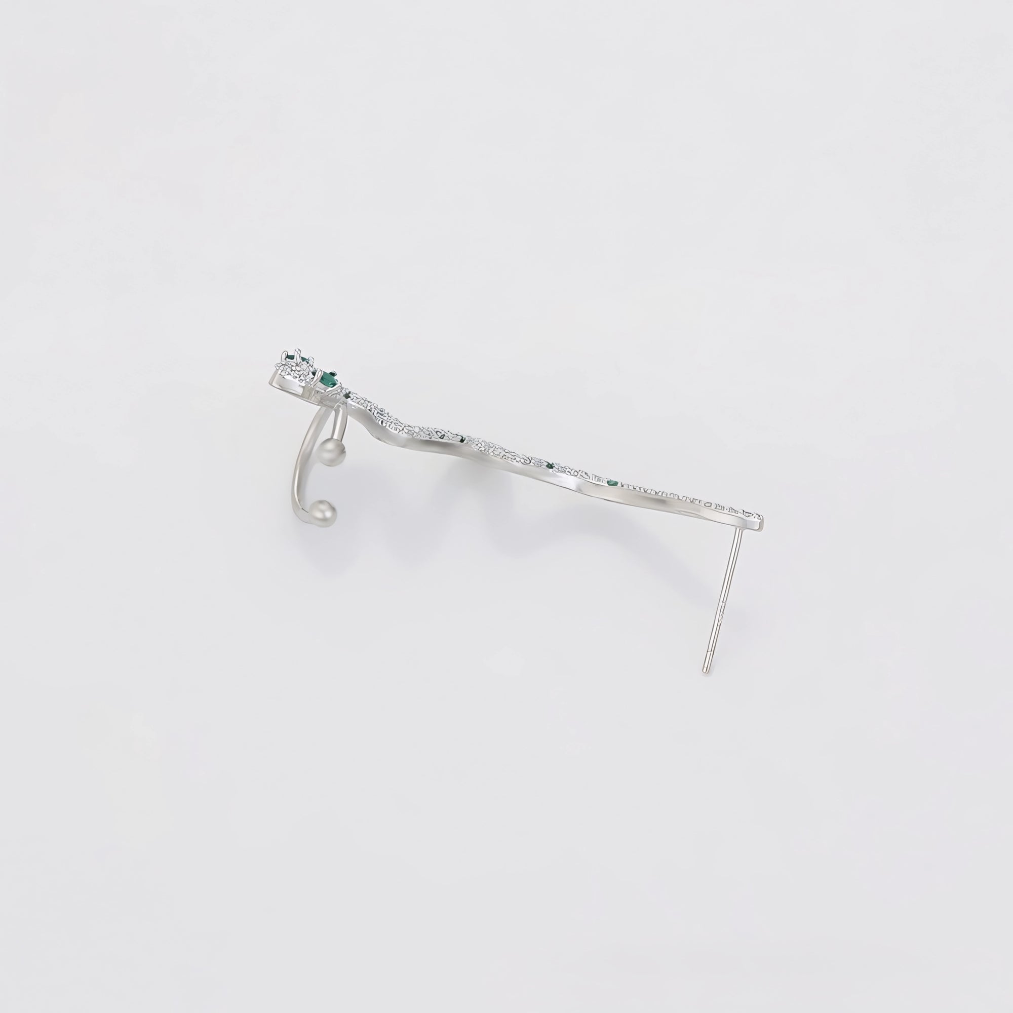Ear Cuff Serpiente Elegante con Zirconias y Detalles Verdes Chapado en Platino