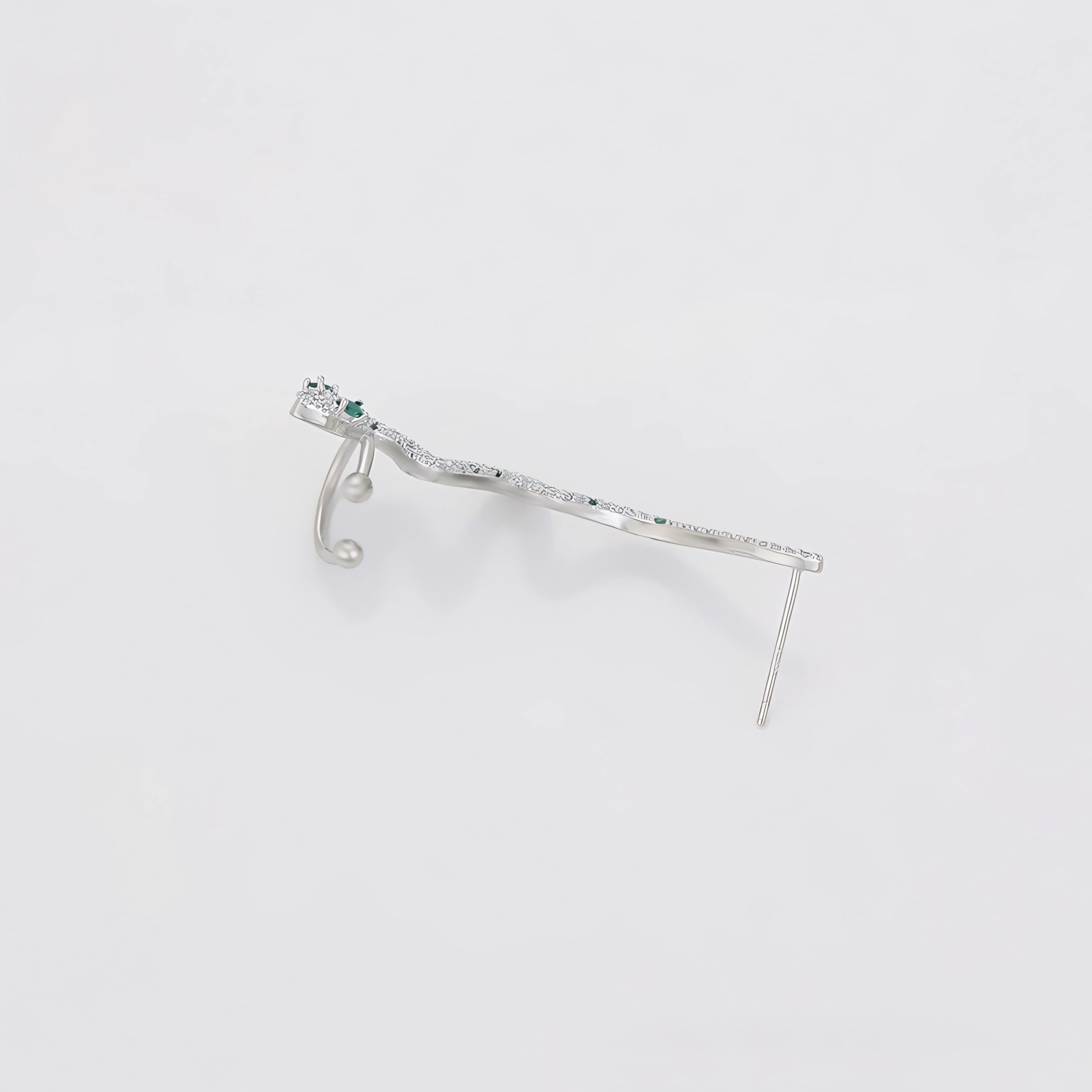 Ear Cuff Serpiente Elegante con Zirconias y Detalles Verdes Chapado en Platino