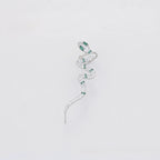 Ear Cuff Serpiente Elegante con Zirconias y Detalles Verdes Chapado en Platino