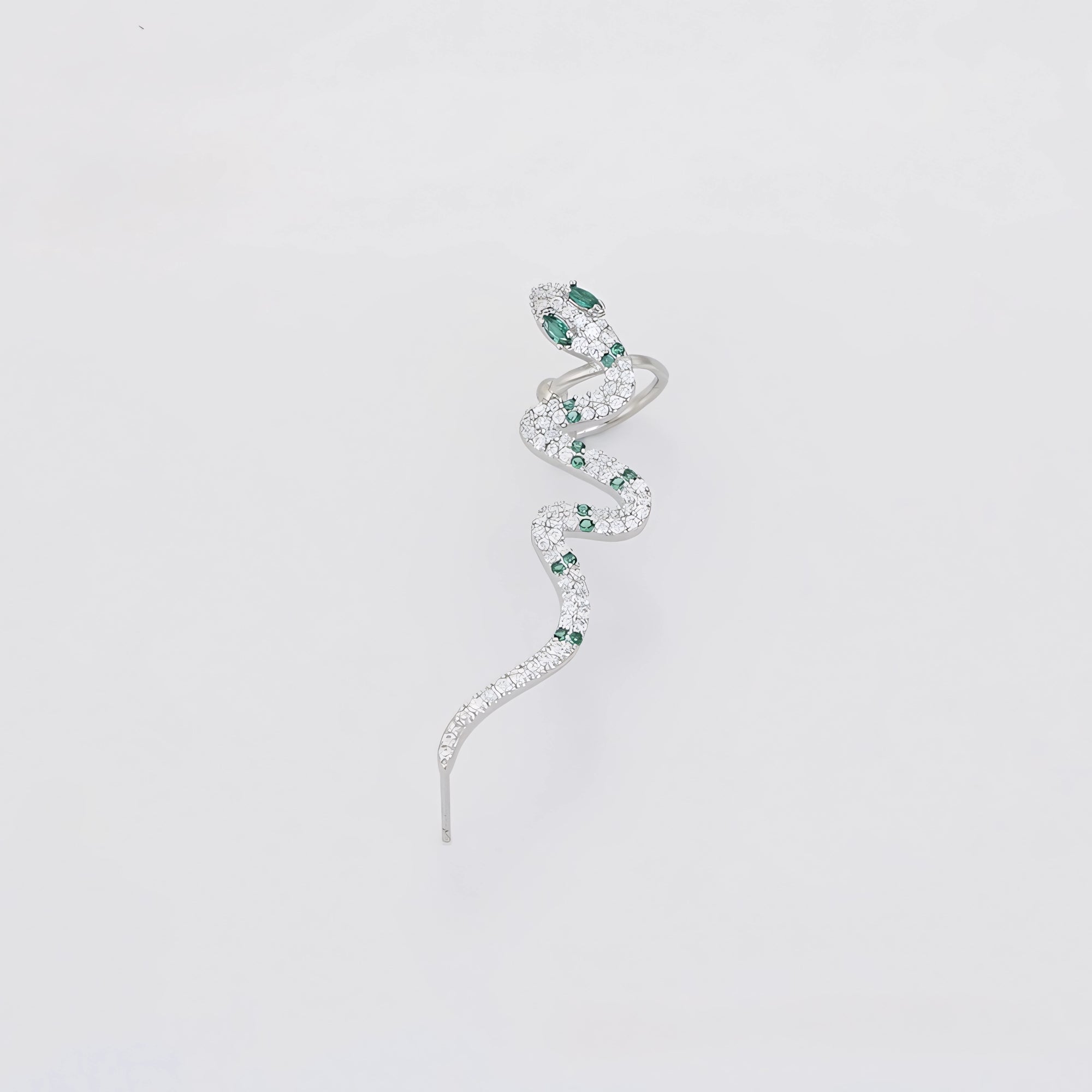 Ear Cuff Serpiente Elegante con Zirconias y Detalles Verdes Chapado en Platino