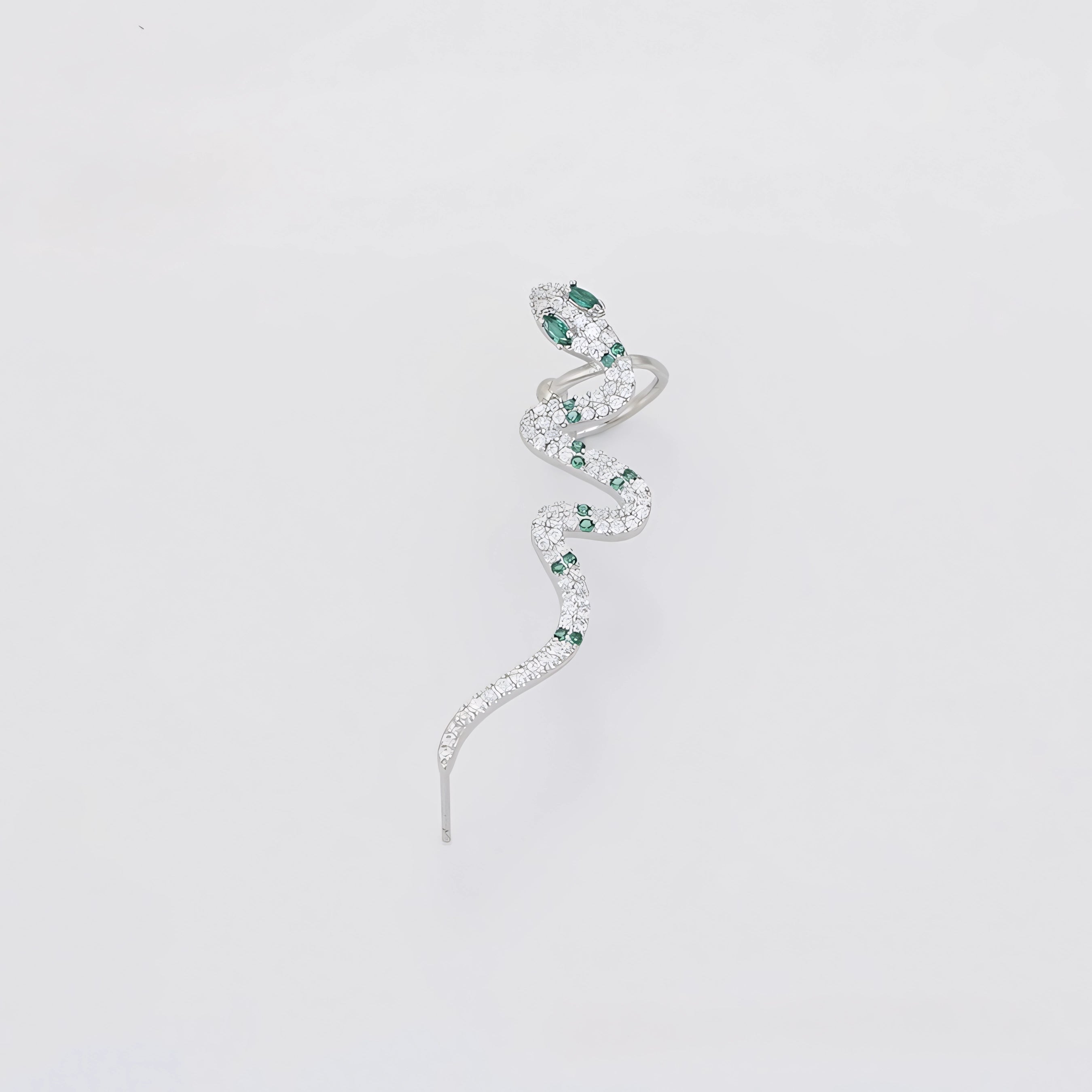 Ear Cuff Serpiente Elegante con Zirconias y Detalles Verdes Chapado en Platino