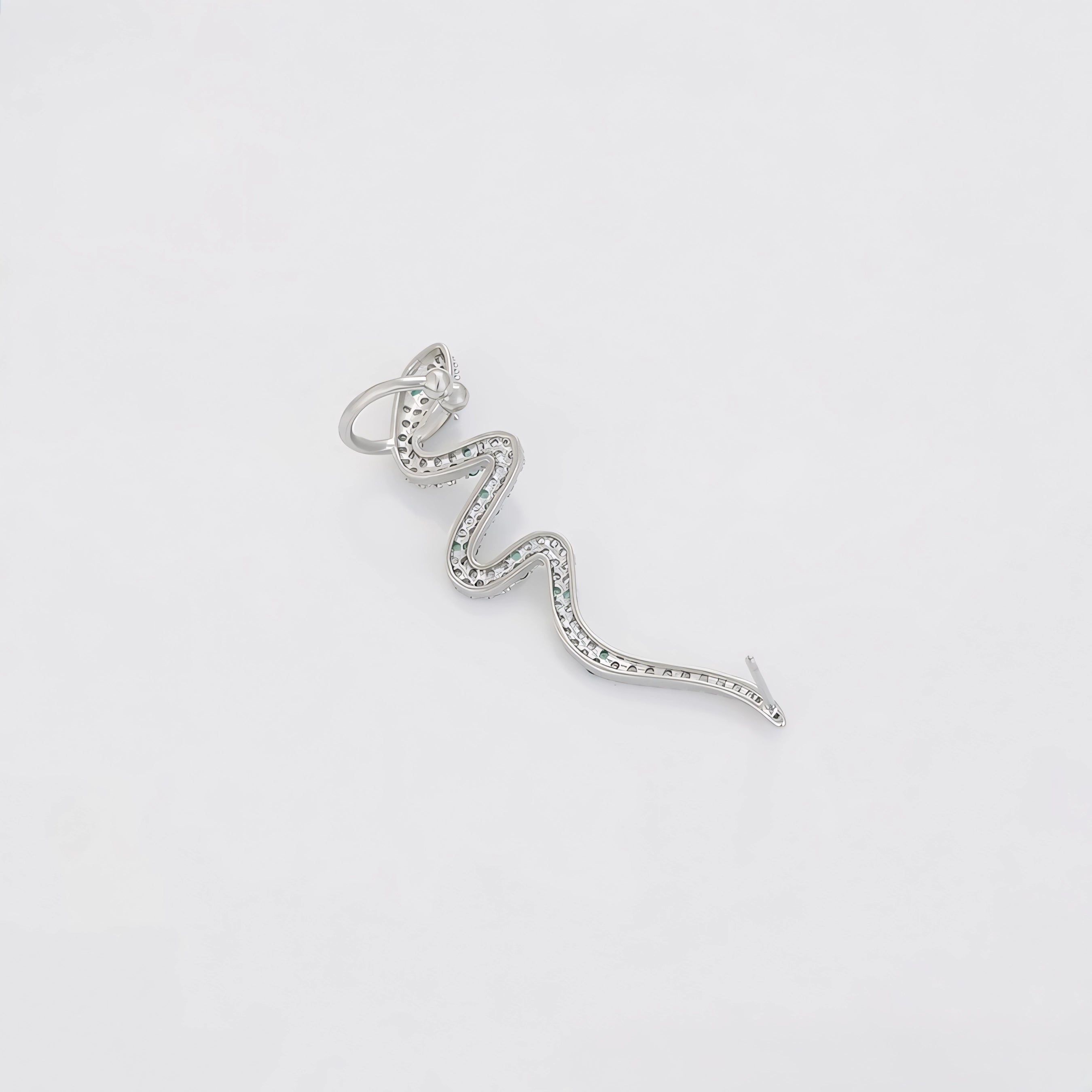 Ear Cuff Serpiente Elegante con Zirconias y Detalles Verdes Chapado en Platino