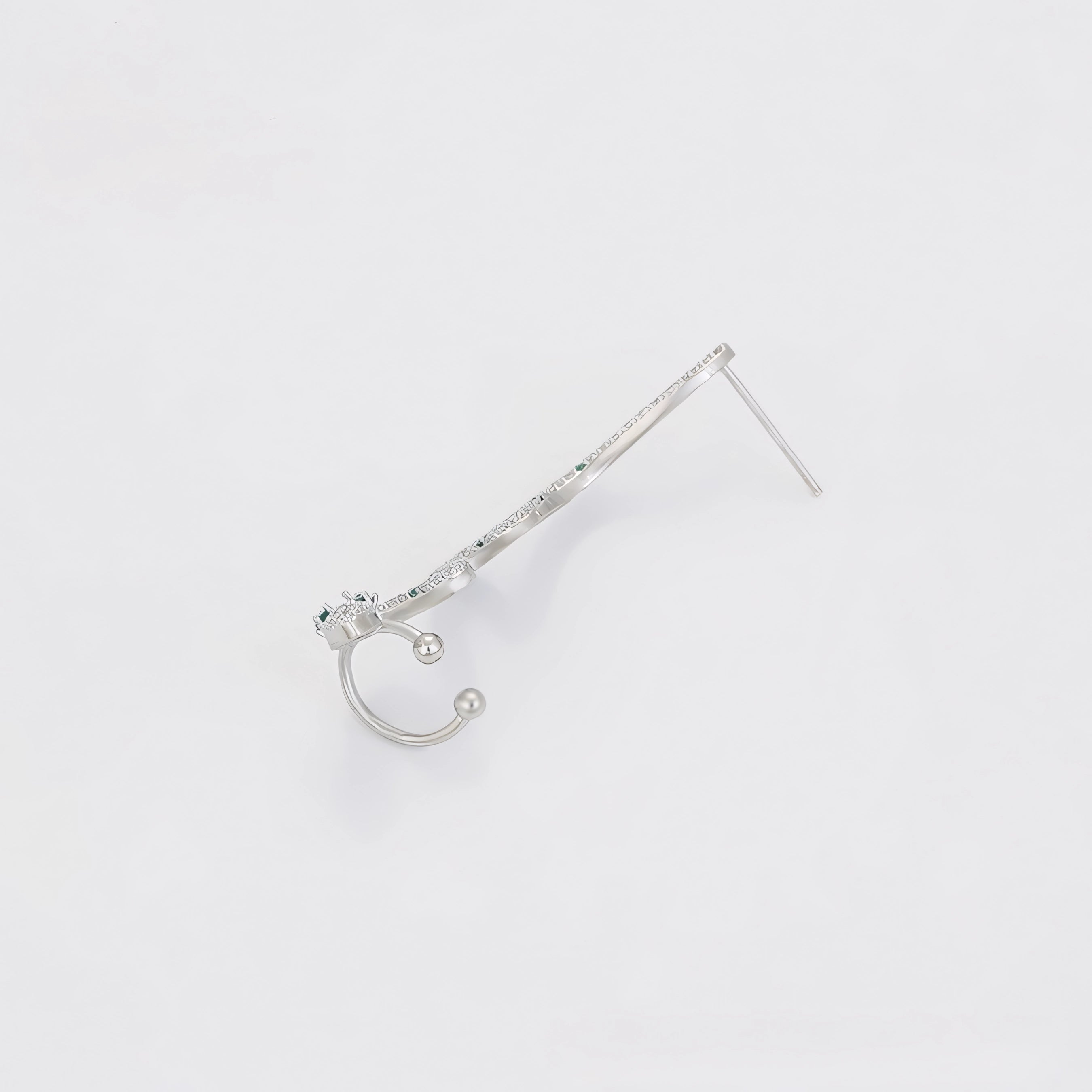 Ear Cuff Serpiente Elegante con Zirconias y Detalles Verdes Chapado en Platino