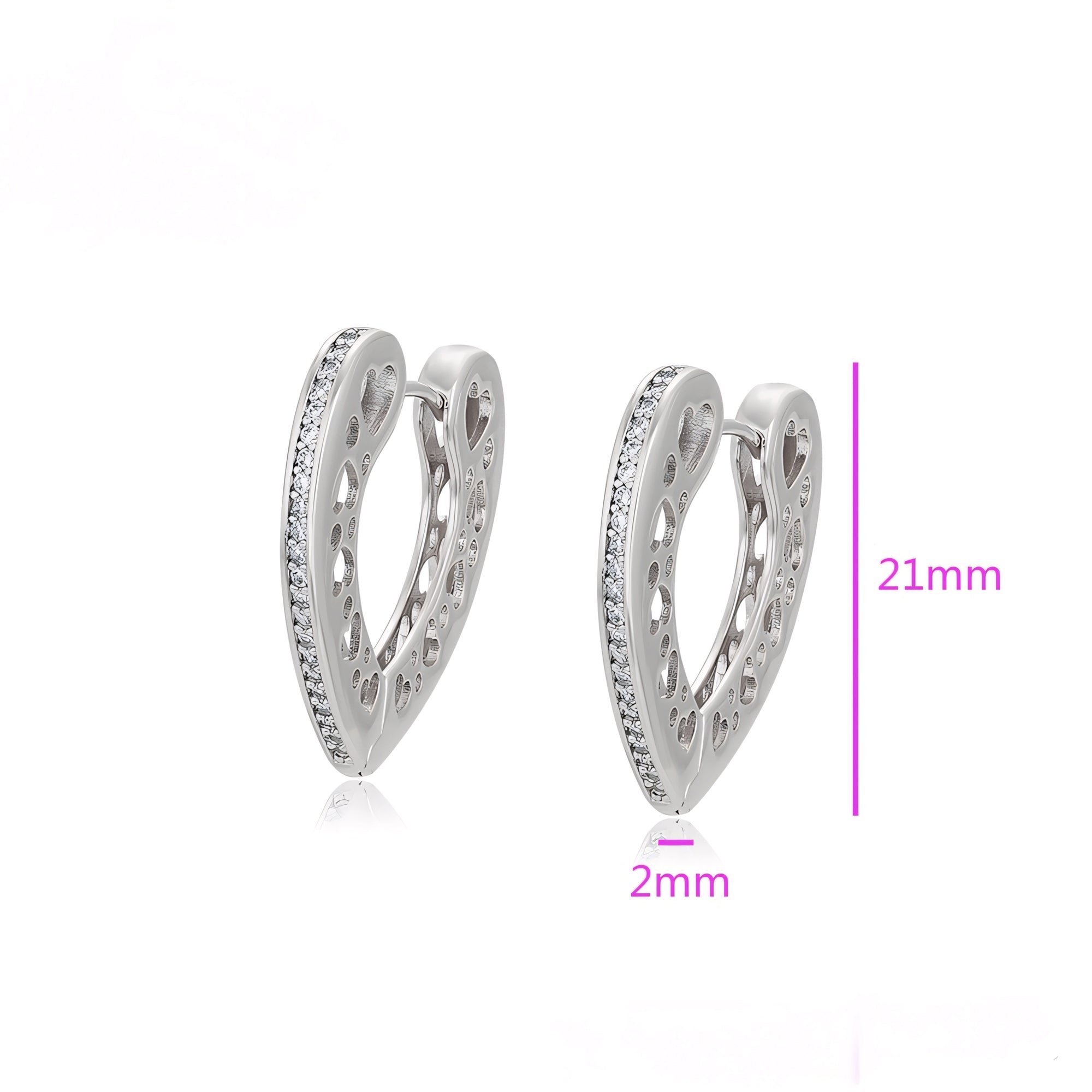 Huggie con Corazones y Zirconias Chapado en Platino
