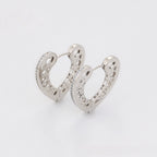 Huggie con Corazones y Zirconias Chapado en Platino