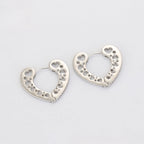 Huggie con Corazones y Zirconias Chapado en Platino