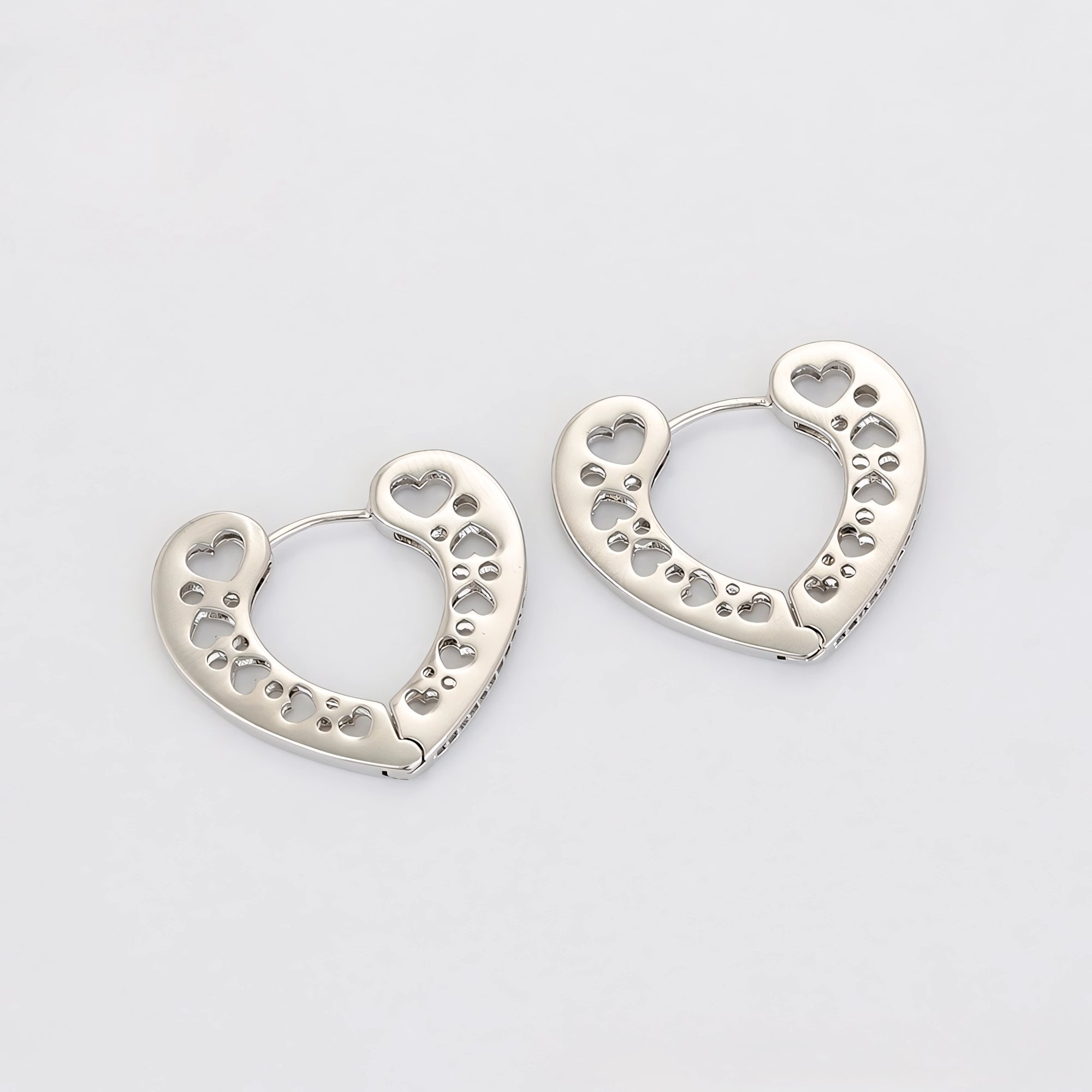 Huggie con Corazones y Zirconias Chapado en Platino