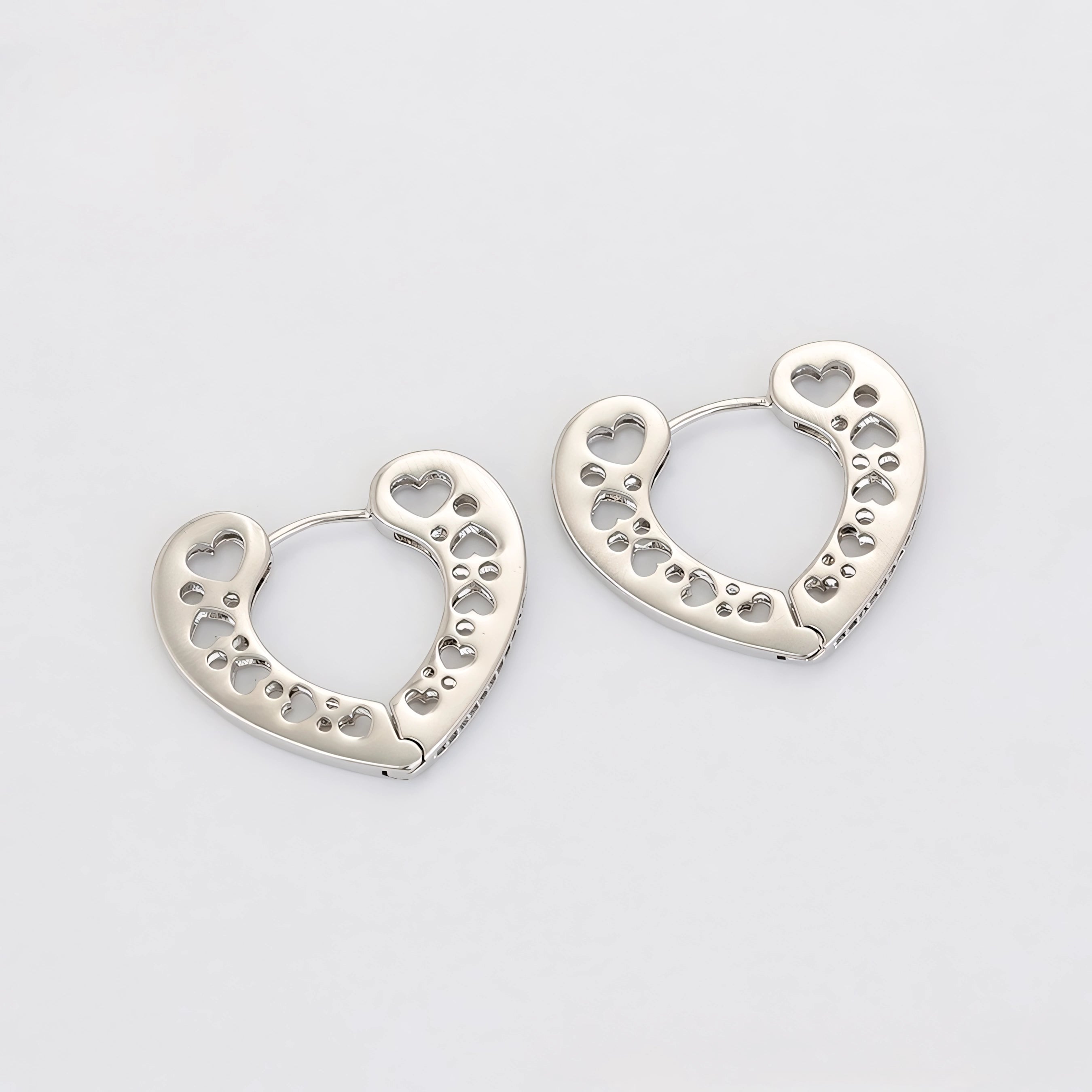 Huggie con Corazones y Zirconias Chapado en Platino