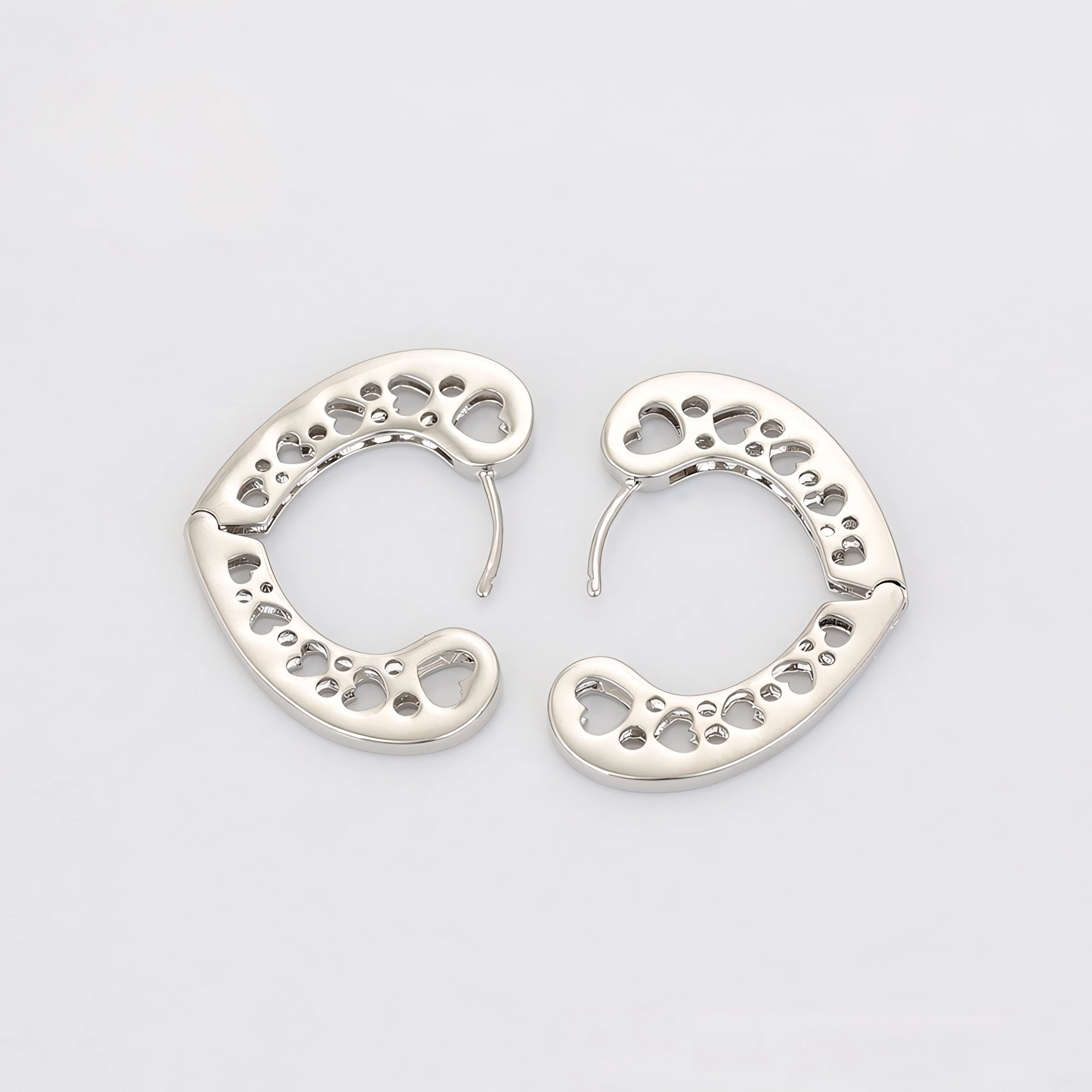 Huggie con Corazones y Zirconias Chapado en Platino