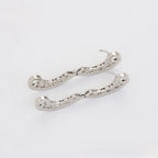 Huggie con Corazones y Zirconias Chapado en Platino