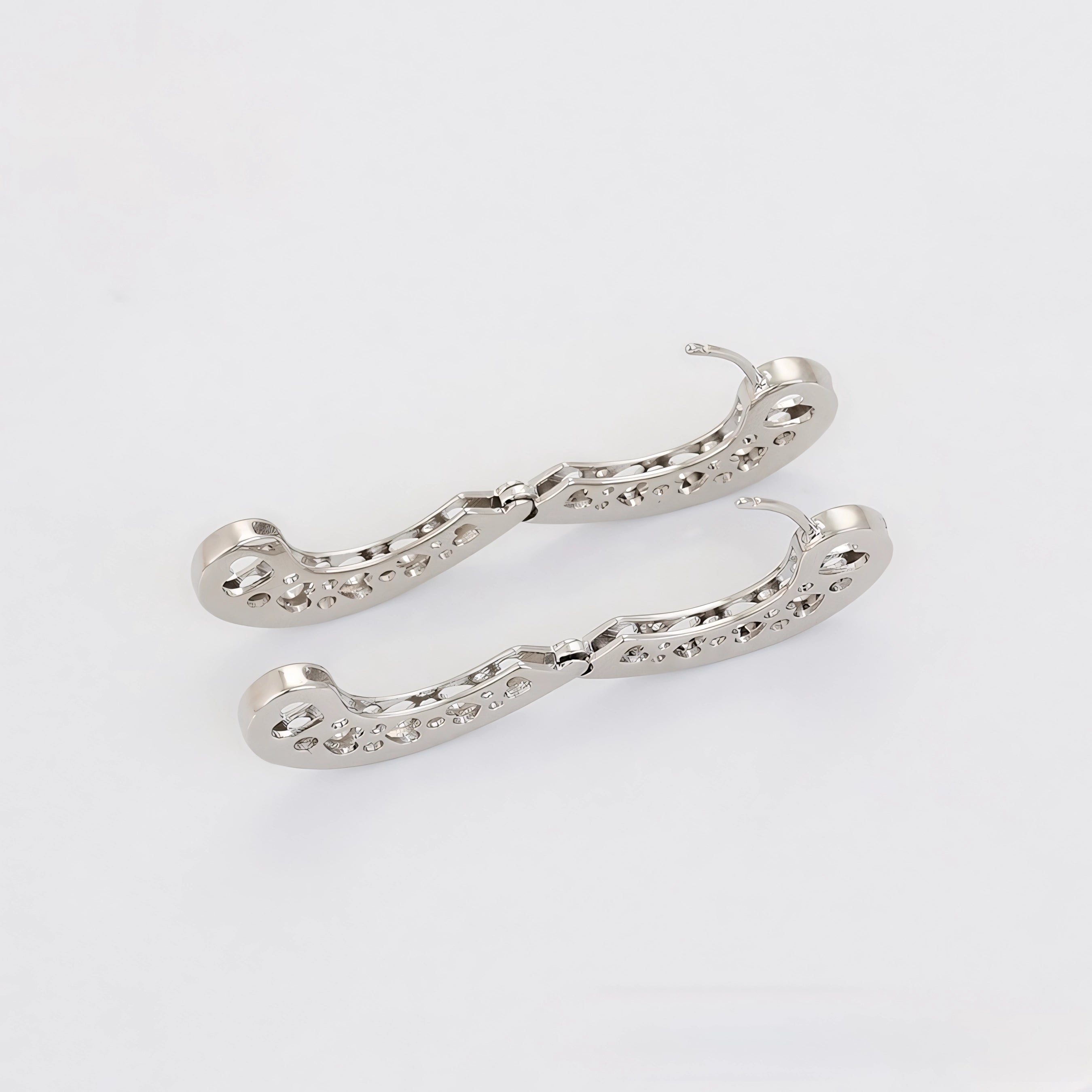 Huggie con Corazones y Zirconias Chapado en Platino