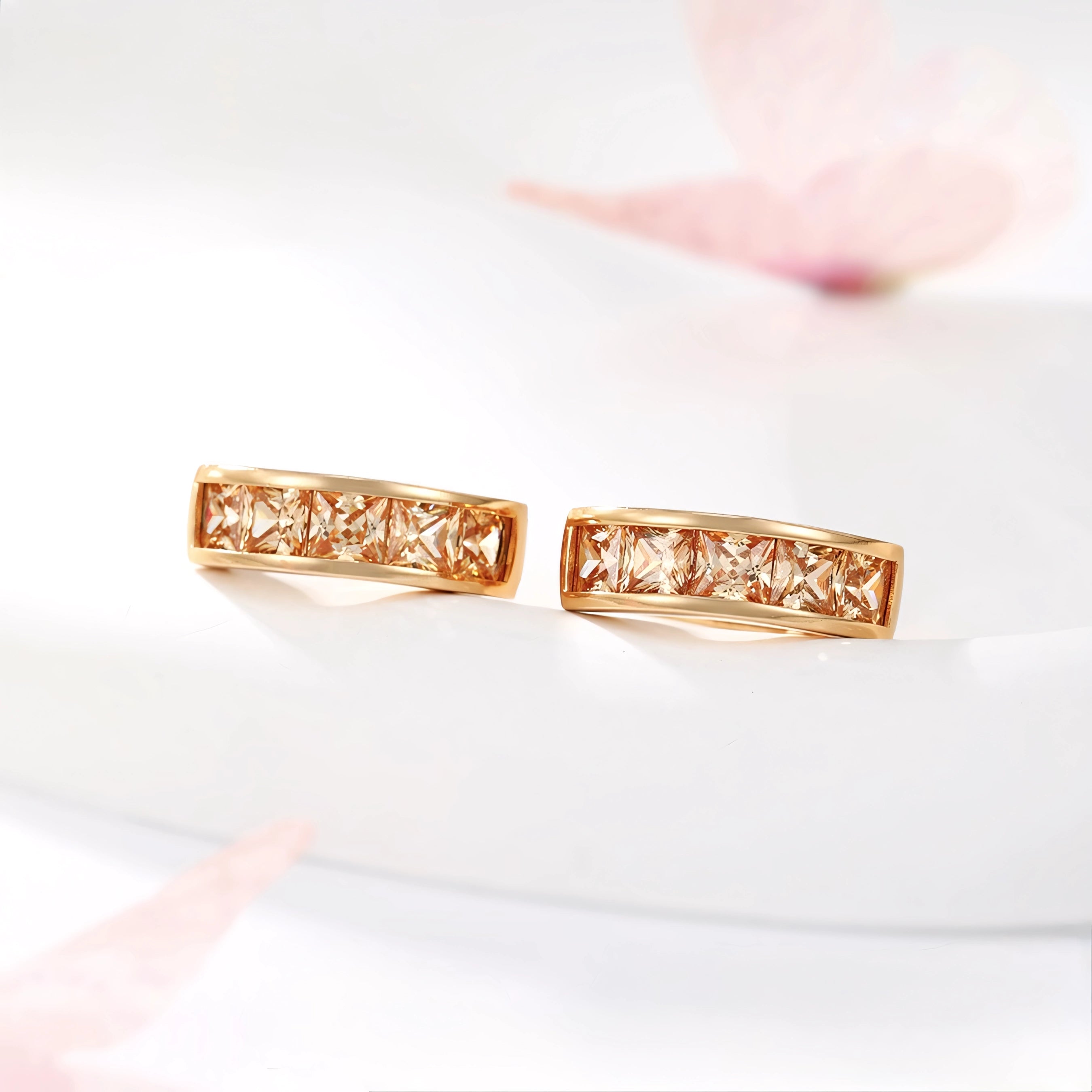 Huggie Minimalista con Zirconia Oro Laminado 18K