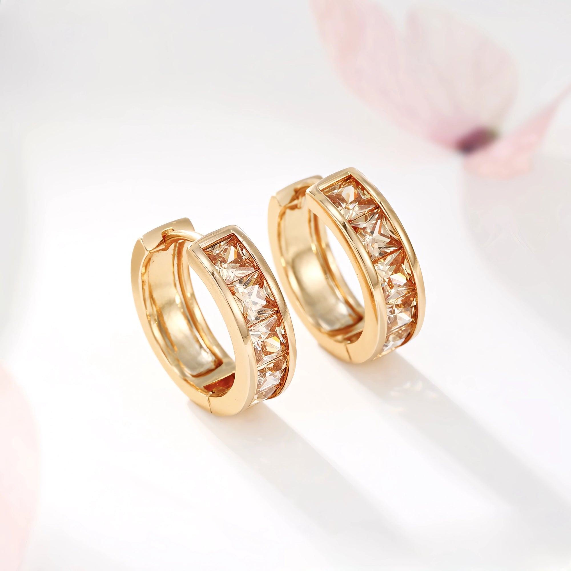 Huggie Minimalista con Zirconia Oro Laminado 18K