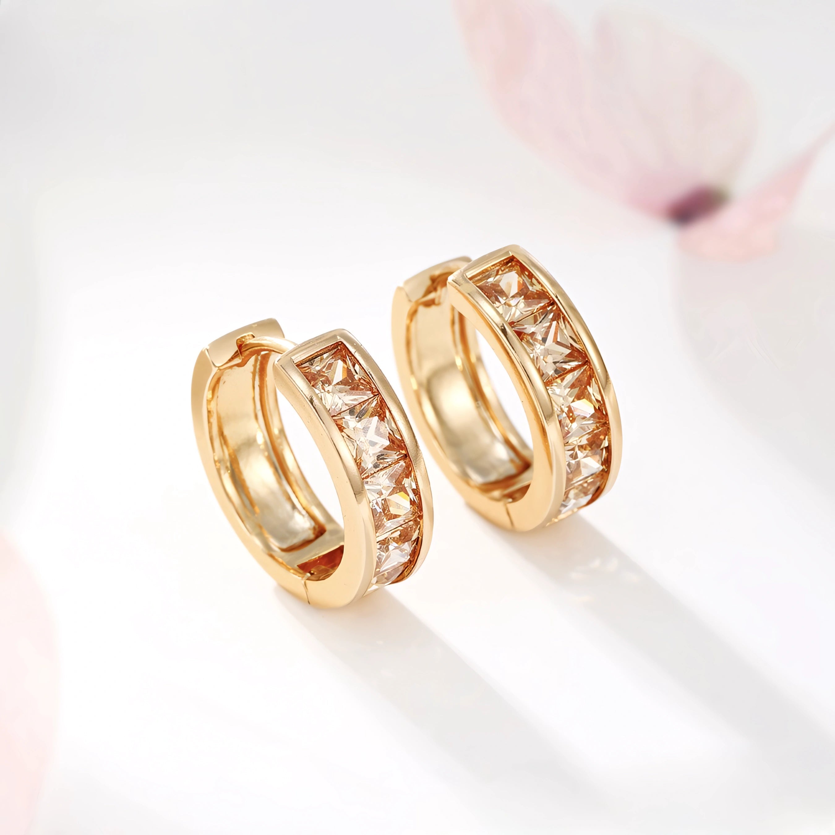 Huggie Minimalista con Zirconia Oro Laminado 18K