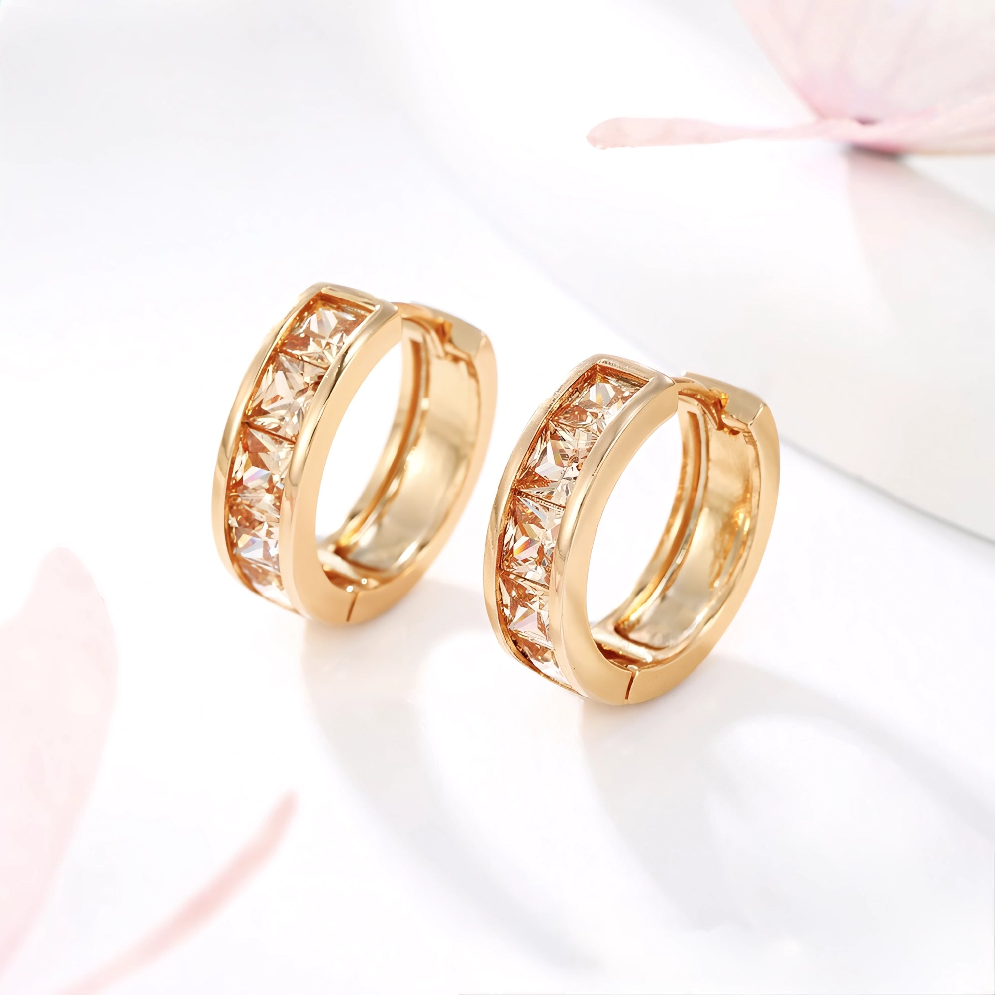 Huggie Minimalista con Zirconia Oro Laminado 18K