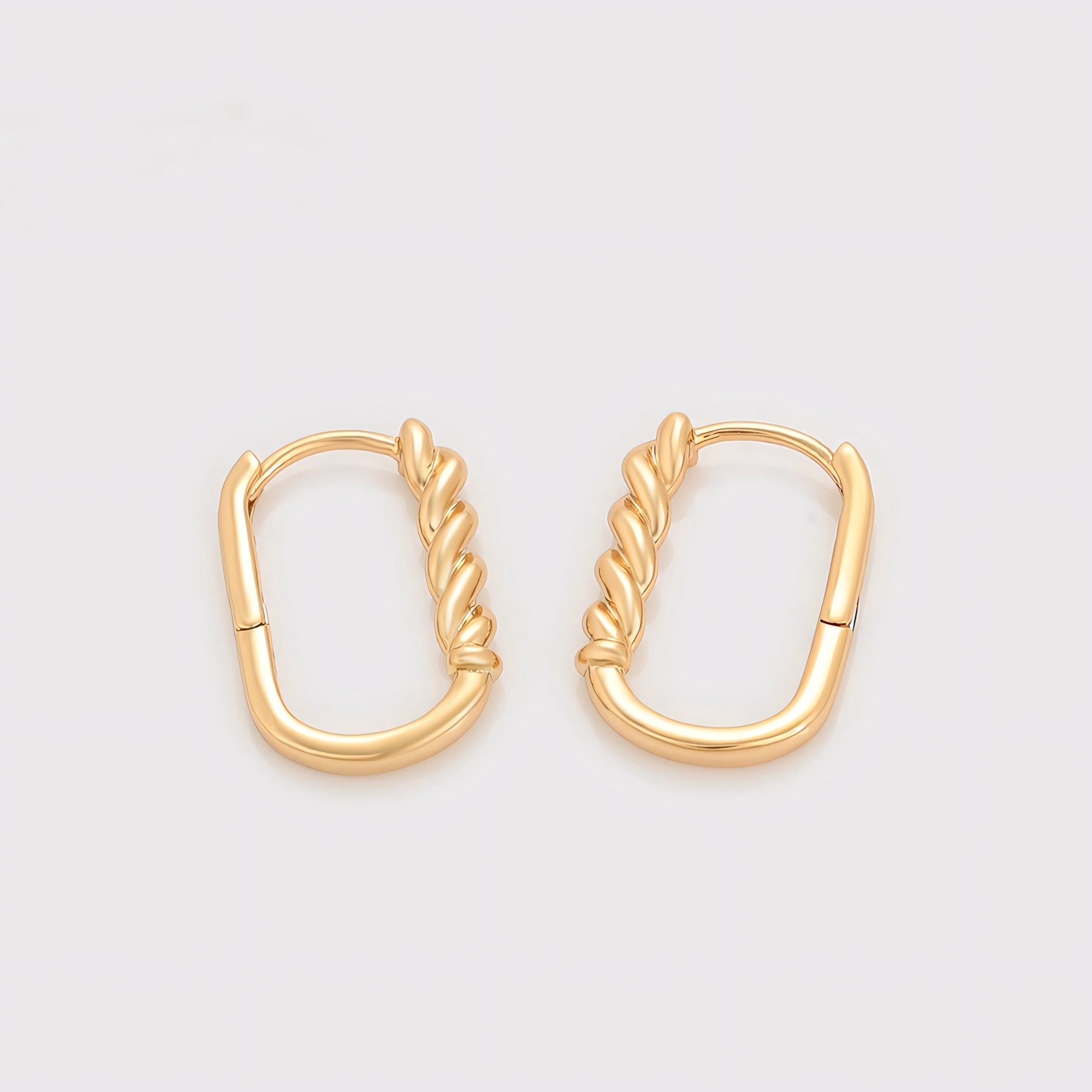 Huggie Semi Ovalada Trenzada Oro Laminado 18K