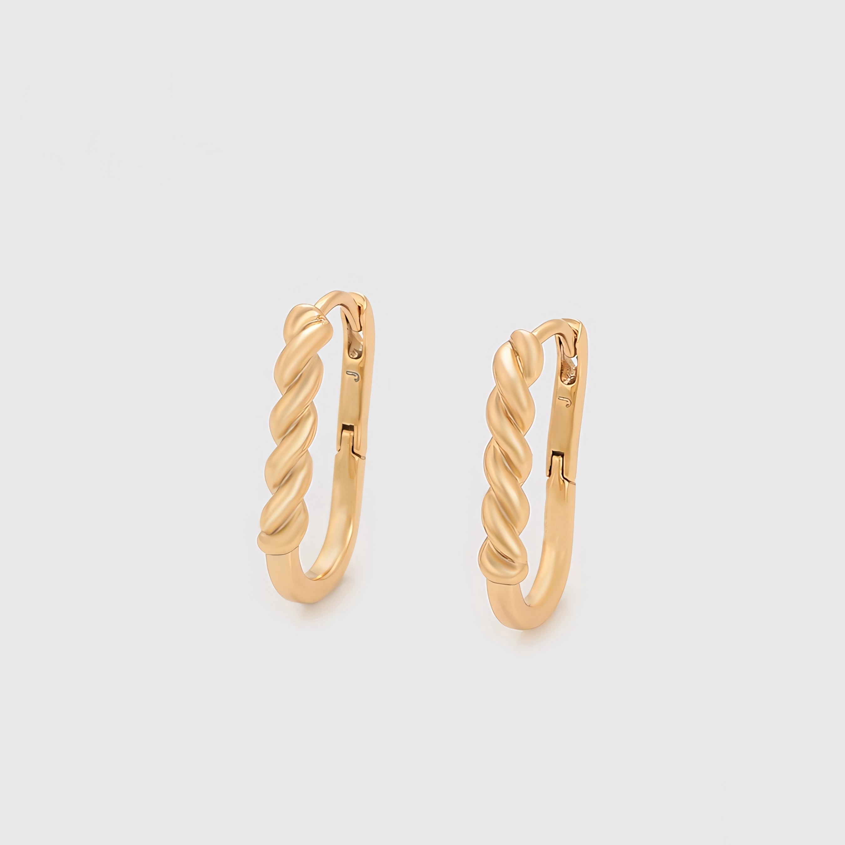 Huggie Semi Ovalada Trenzada Oro Laminado 18K