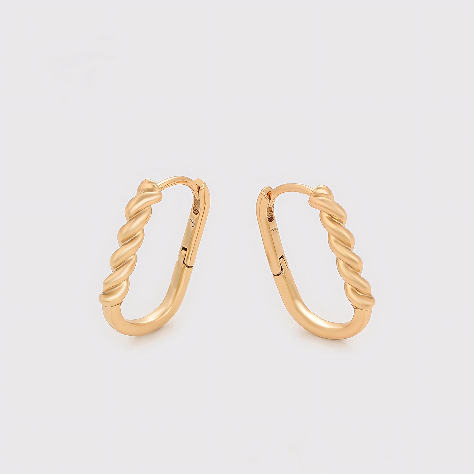 Huggie Semi Ovalada Trenzada Oro Laminado 18K
