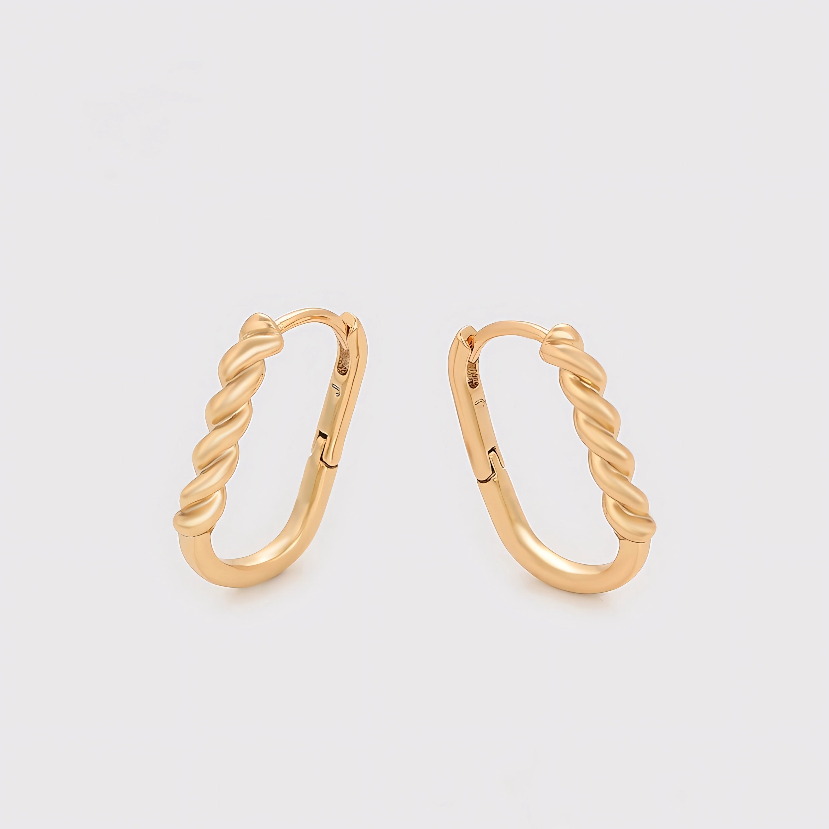 Huggie Semi Ovalada Trenzada Oro Laminado 18K