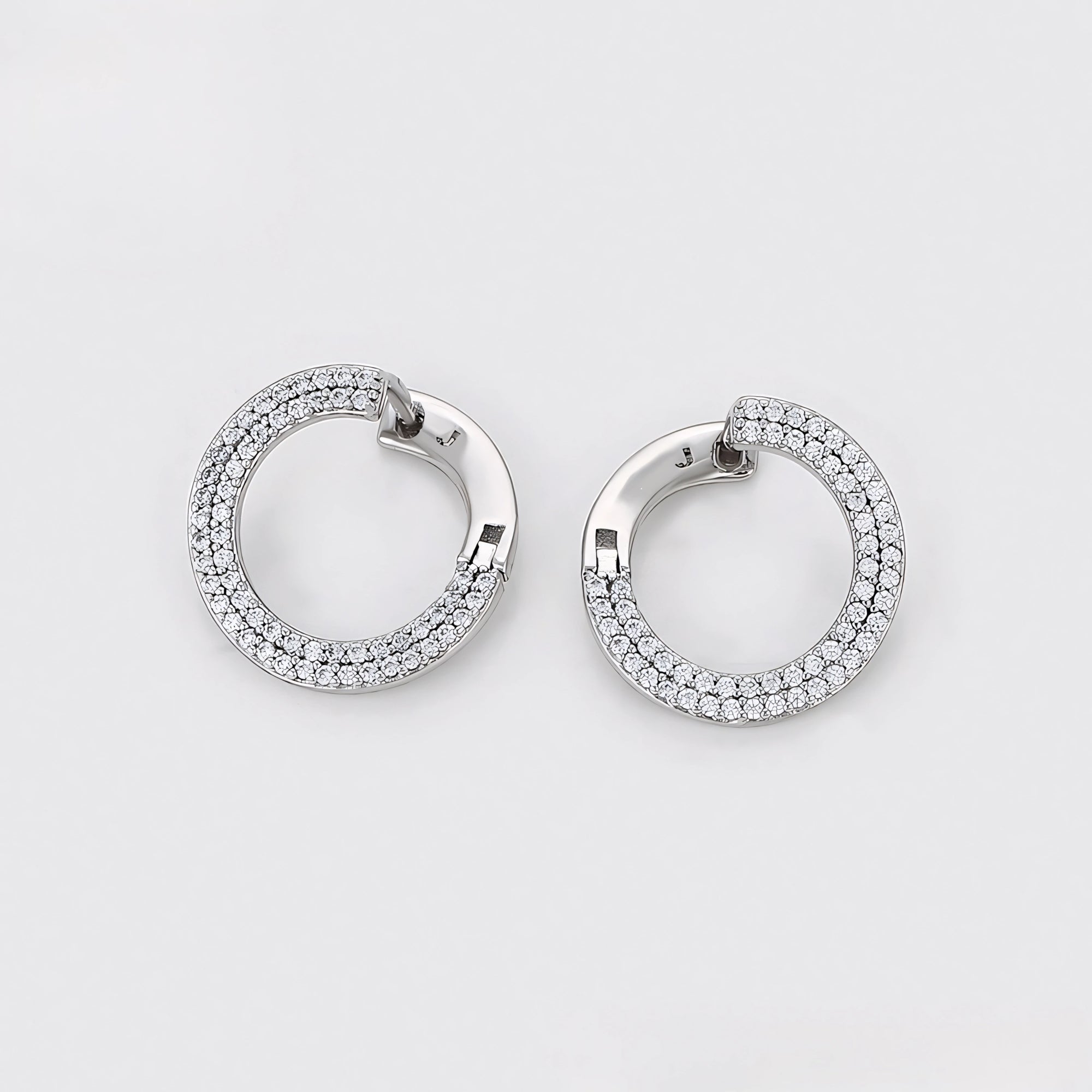 Huggie Serie de Lujo con Zirconias Chapado en Platino