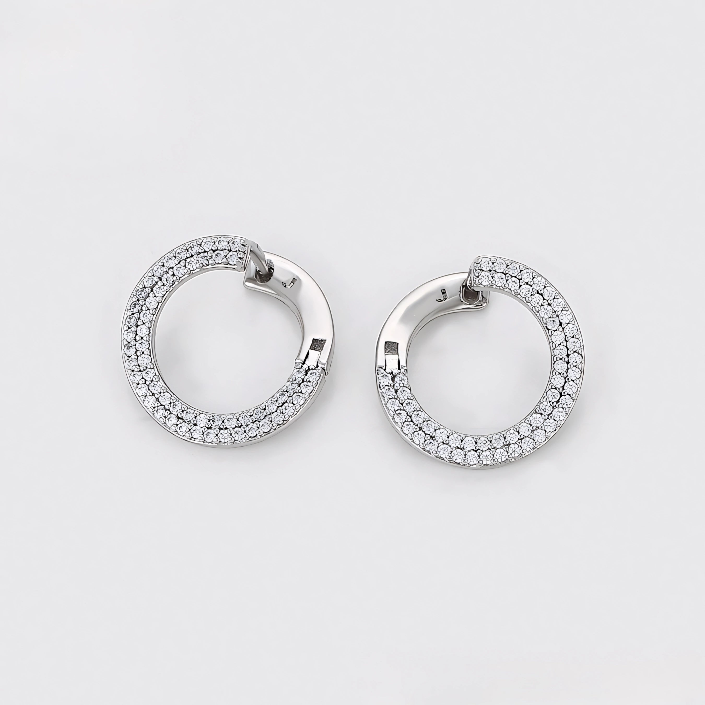 Huggie Serie de Lujo con Zirconias Chapado en Platino