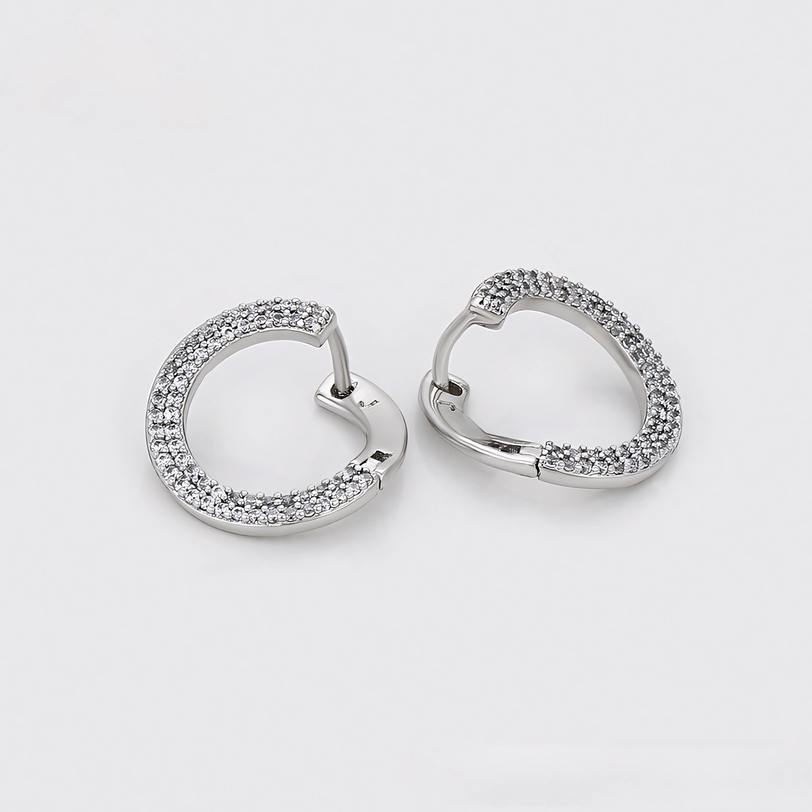 Huggie Serie de Lujo con Zirconias Chapado en Platino