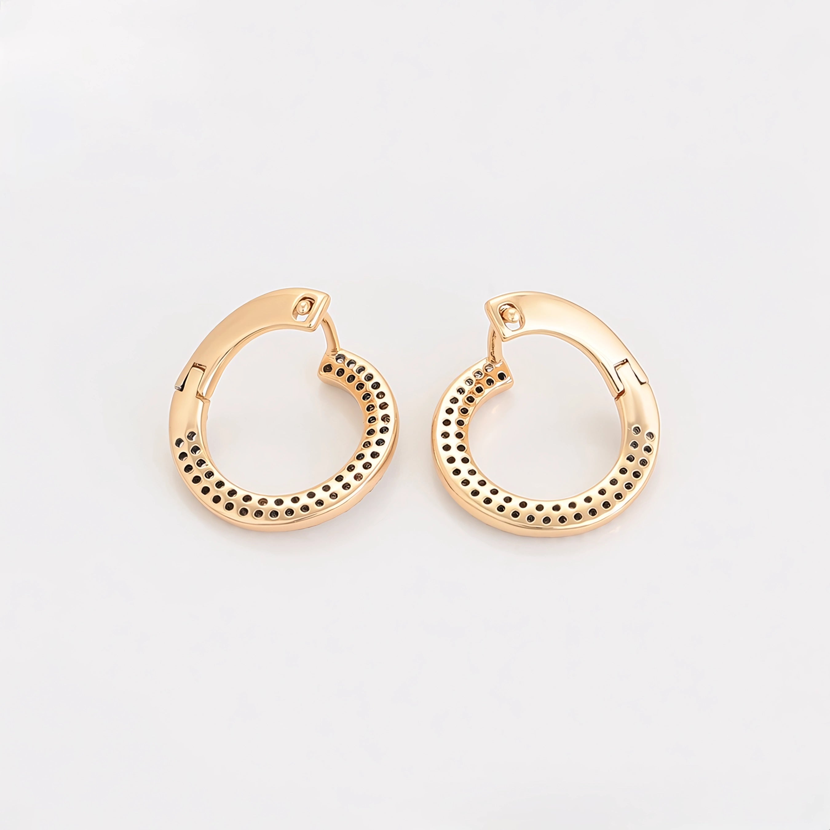 Huggie Serie de Lujo con Zirconias Oro Laminado 18K