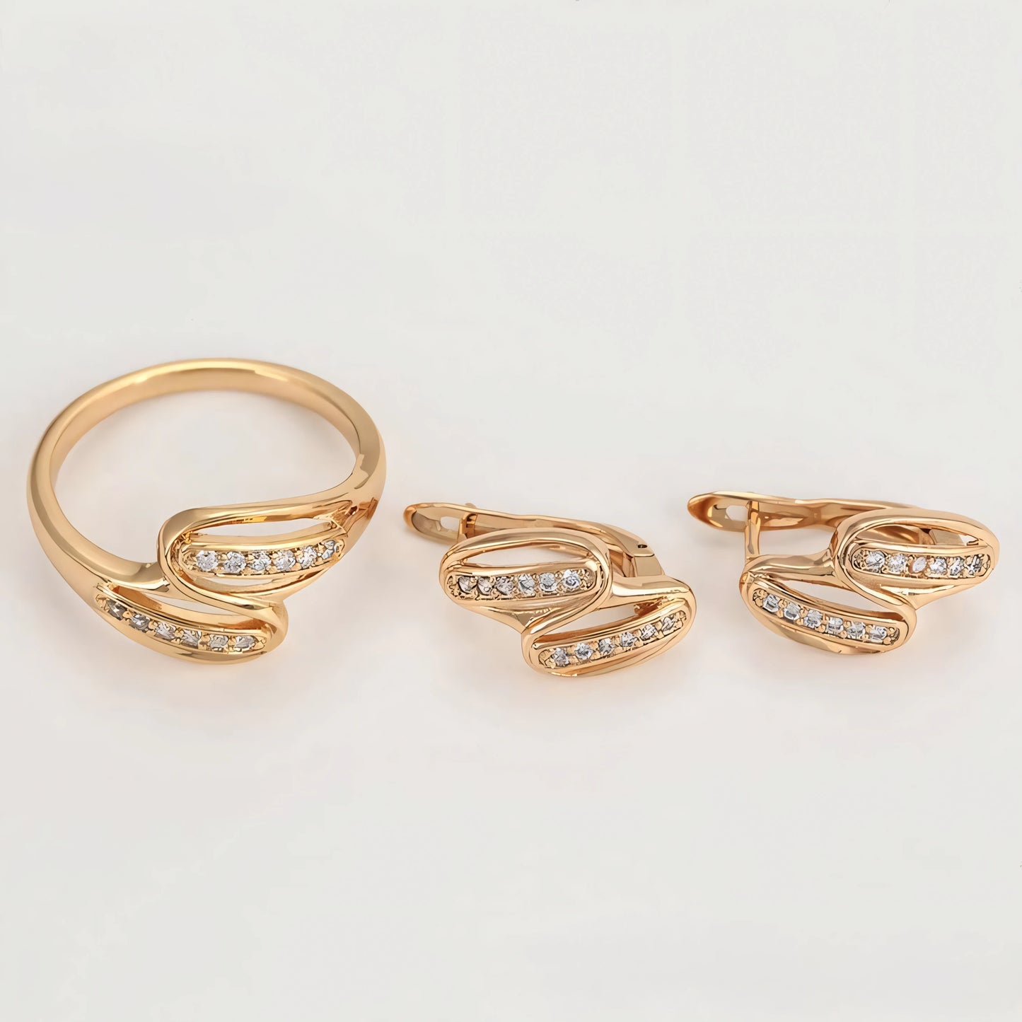 Set de Aretes y Anillo en Oro Laminado 18K Uso Diario