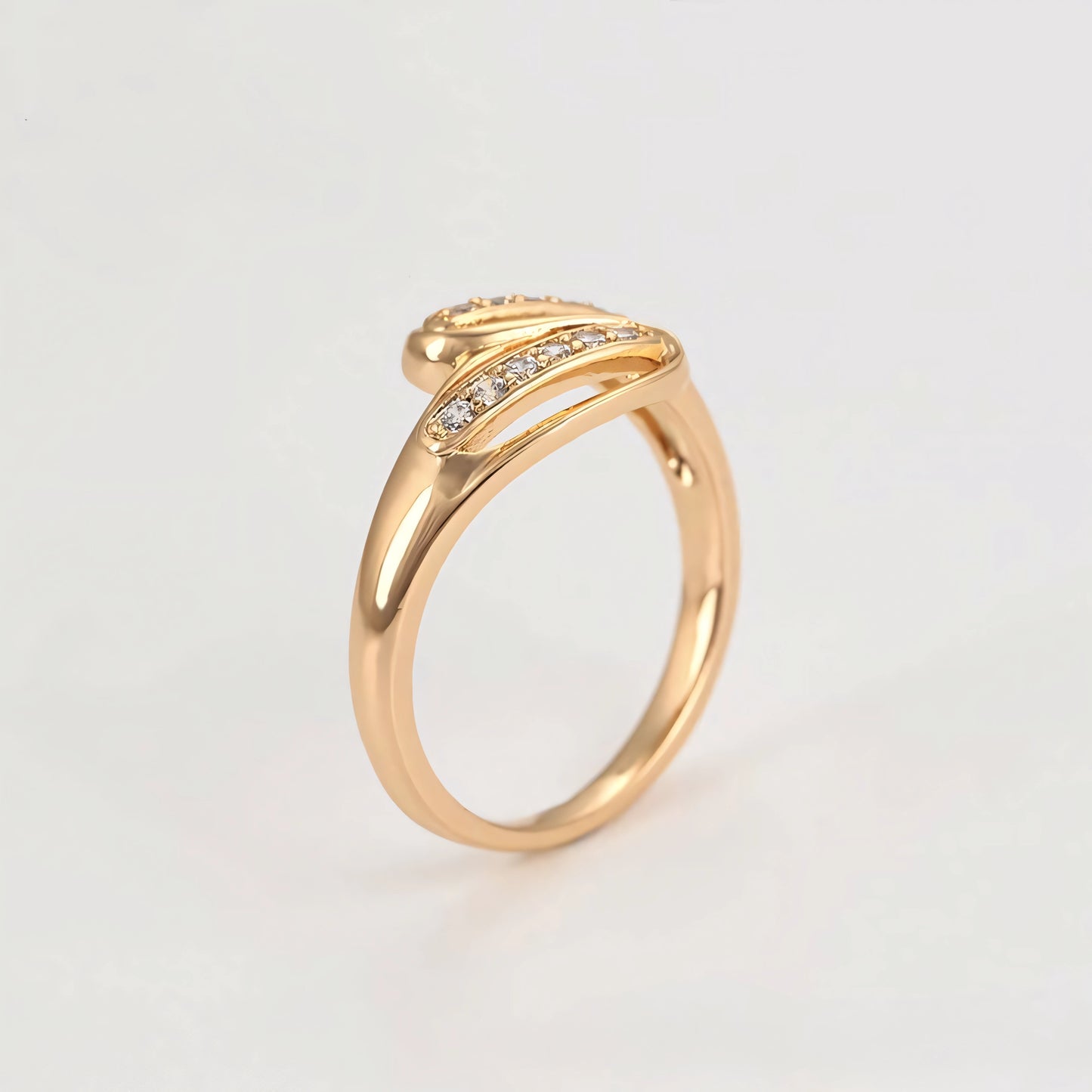 Set de Aretes y Anillo en Oro Laminado 18K Uso Diario