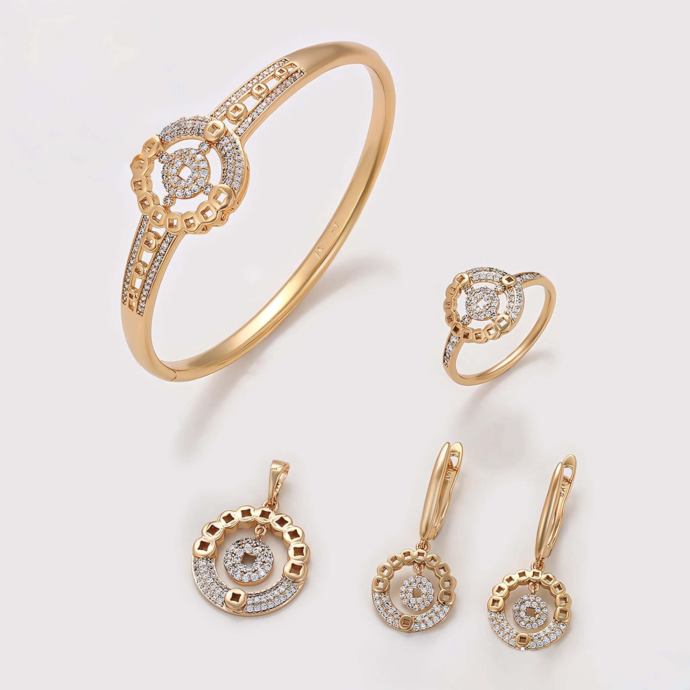 Set de Lujo Aretes Anillo Brazalete y Dije en Oro Laminado 18K
