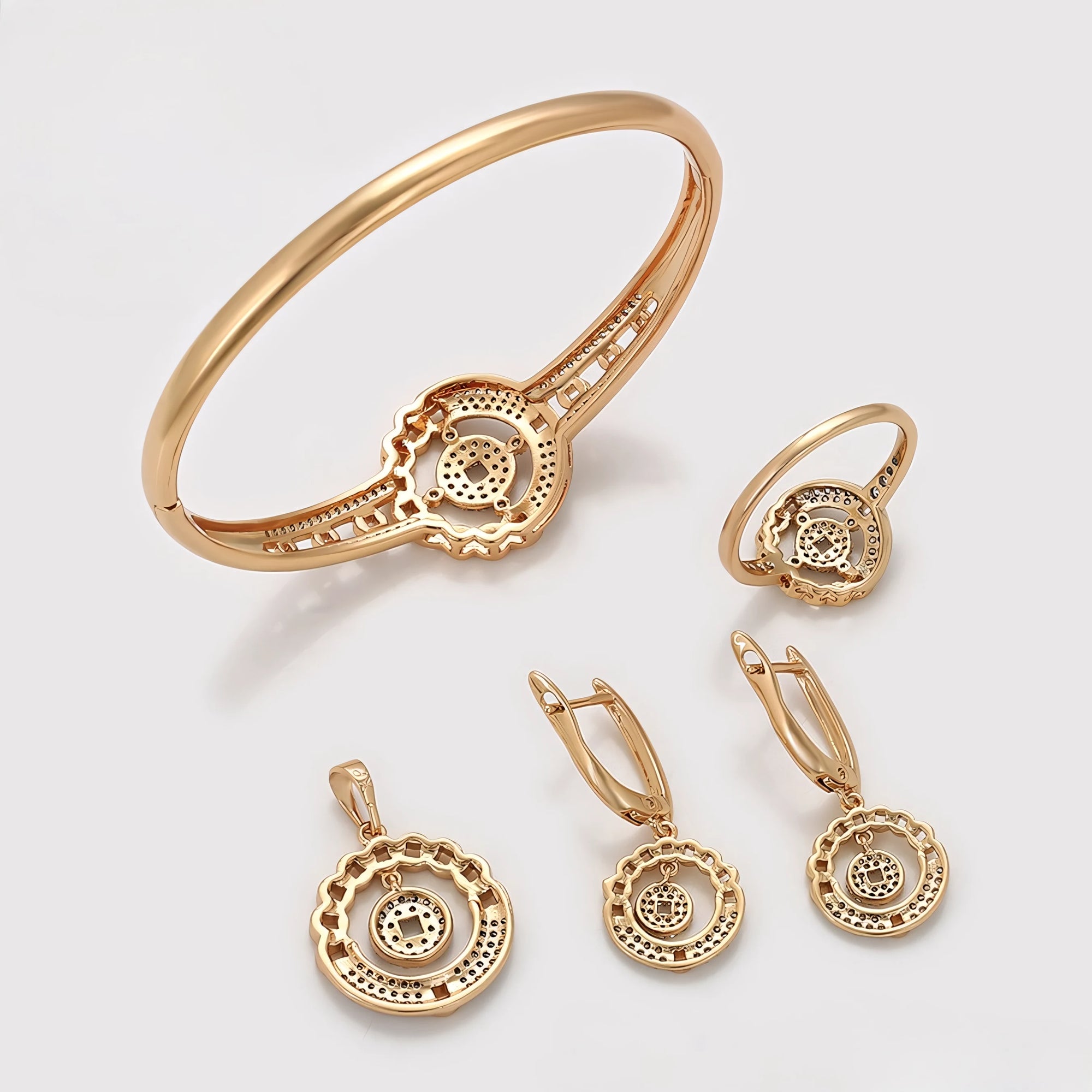 Set de Lujo Aretes Anillo Brazalete y Dije en Oro Laminado 18K