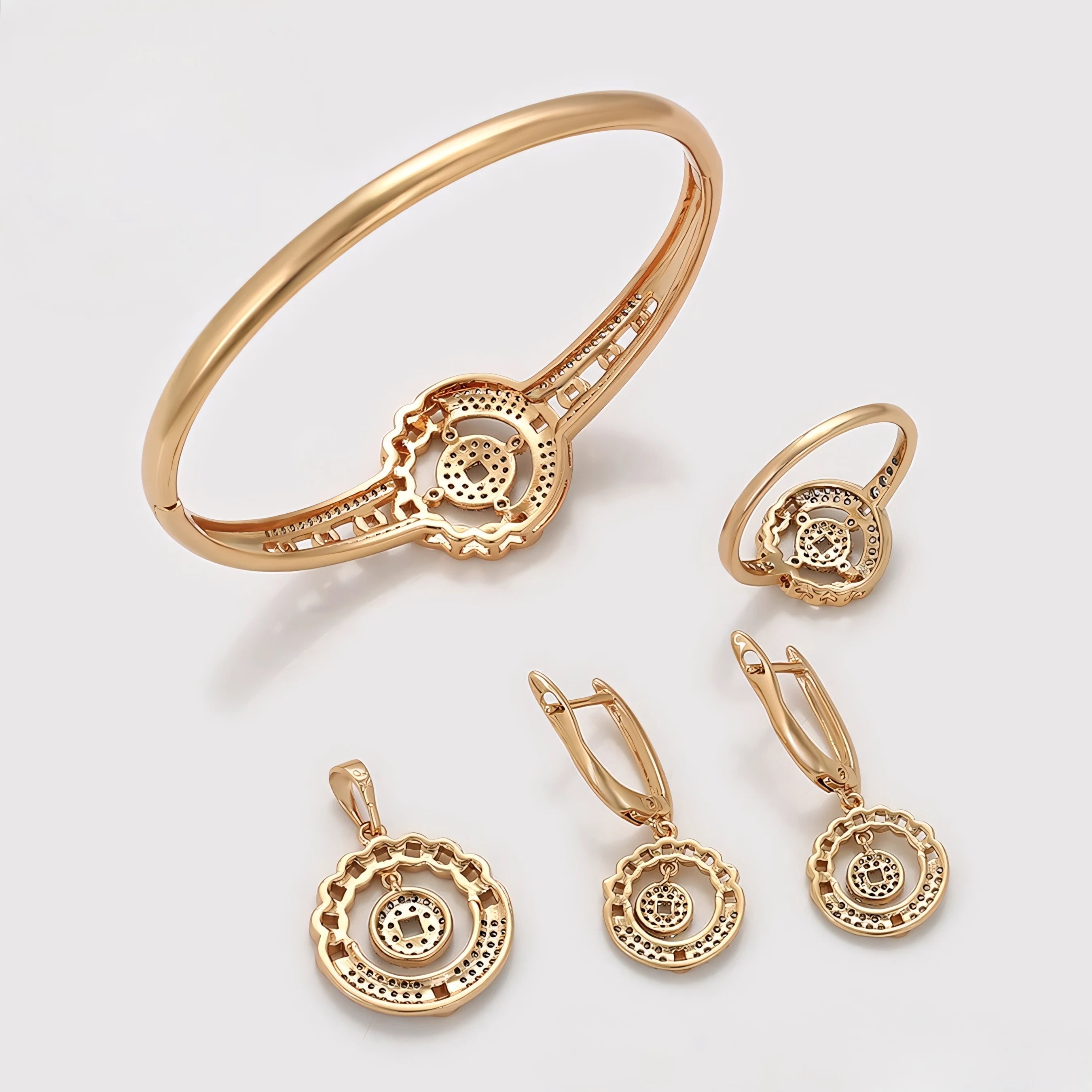 Set de Lujo Aretes Anillo Brazalete y Dije en Oro Laminado 18K